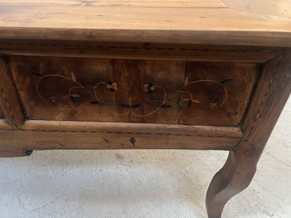 Bureau provincial marqueté en merisier massif XX siècle