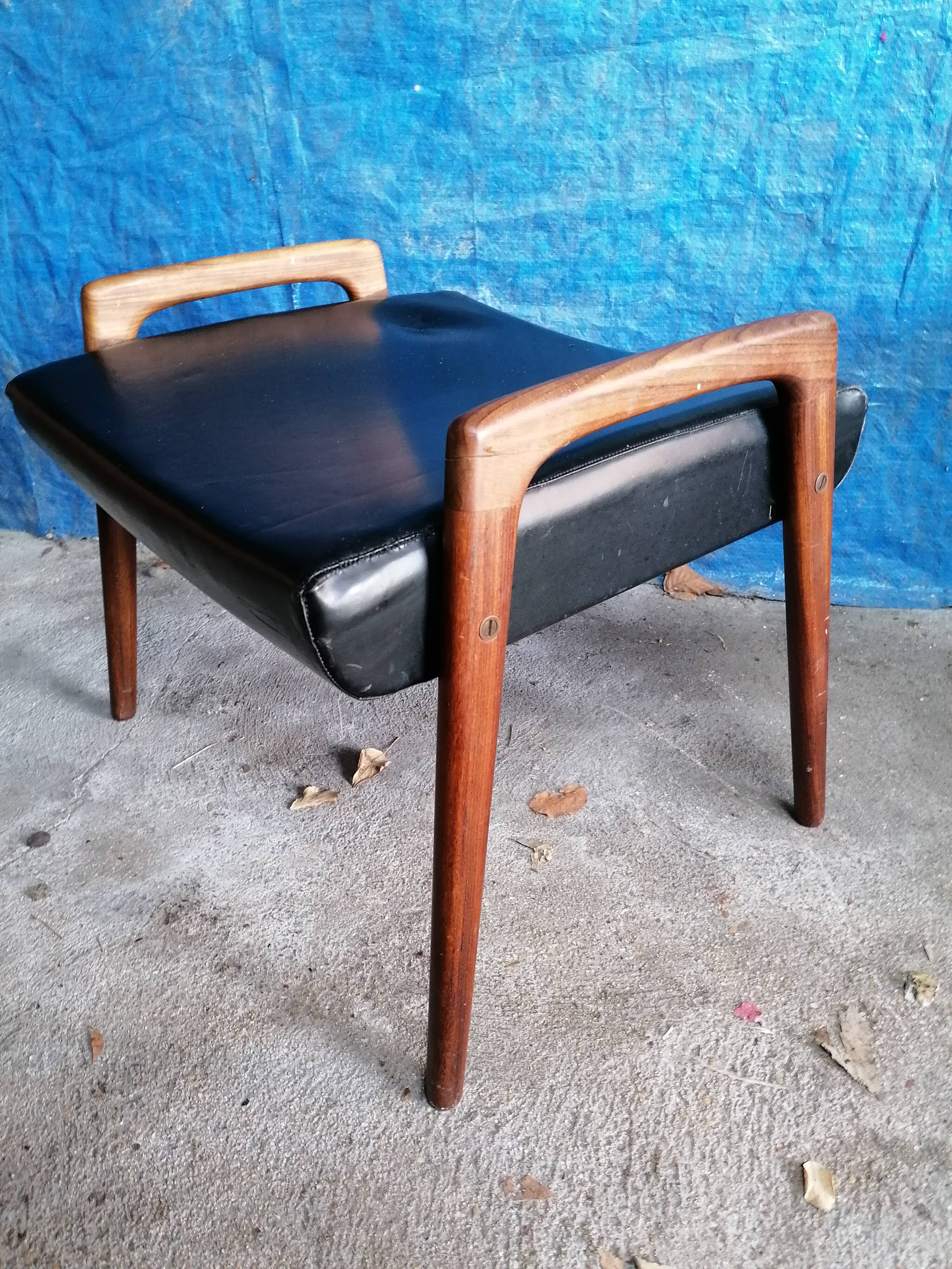 Repose-pieds pieds bois compas simili cuir noir design scandinave