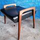 Repose-pieds pieds bois compas simili cuir noir design scandinave