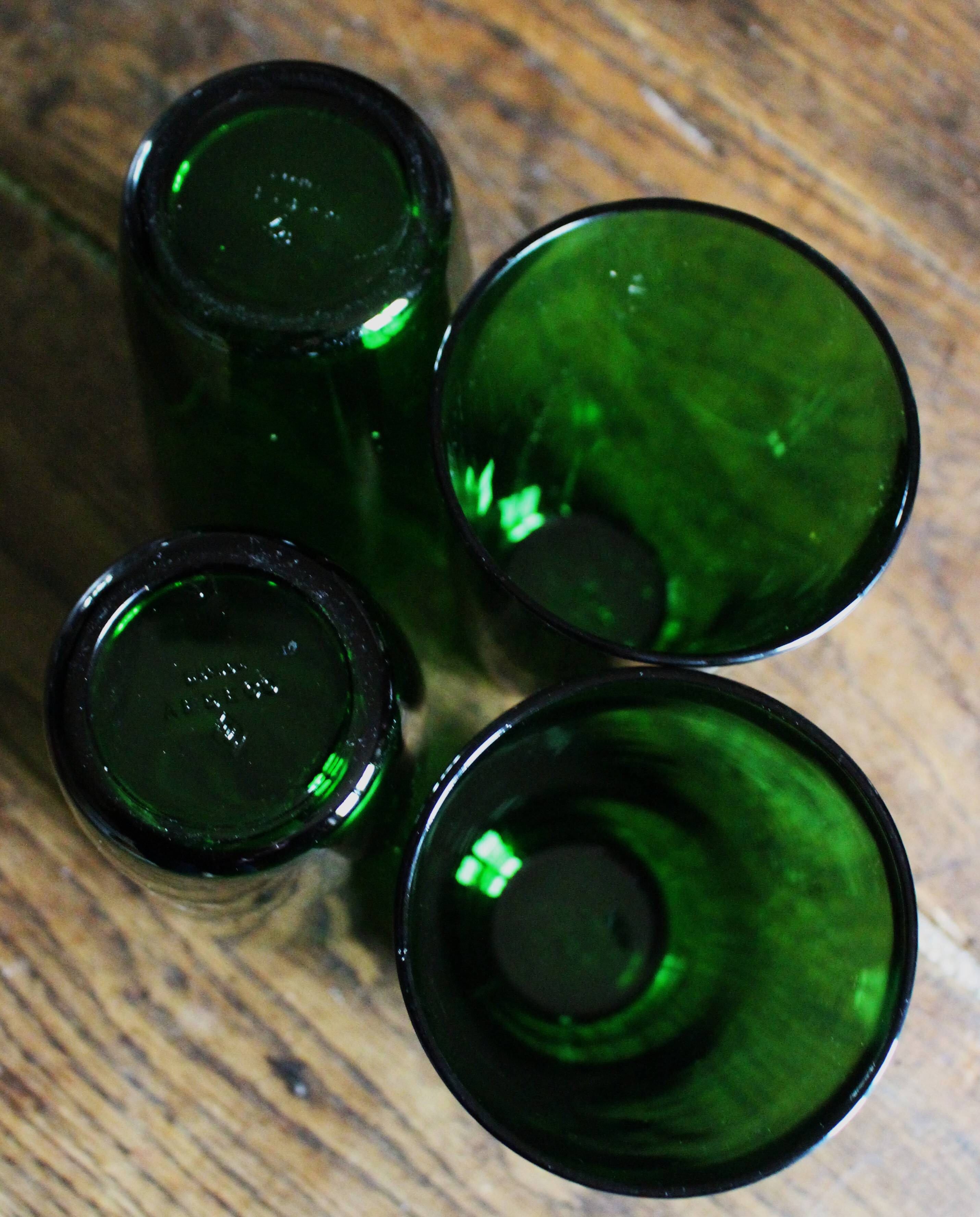 Un lot de 4 grands verres Vereco vert vintage