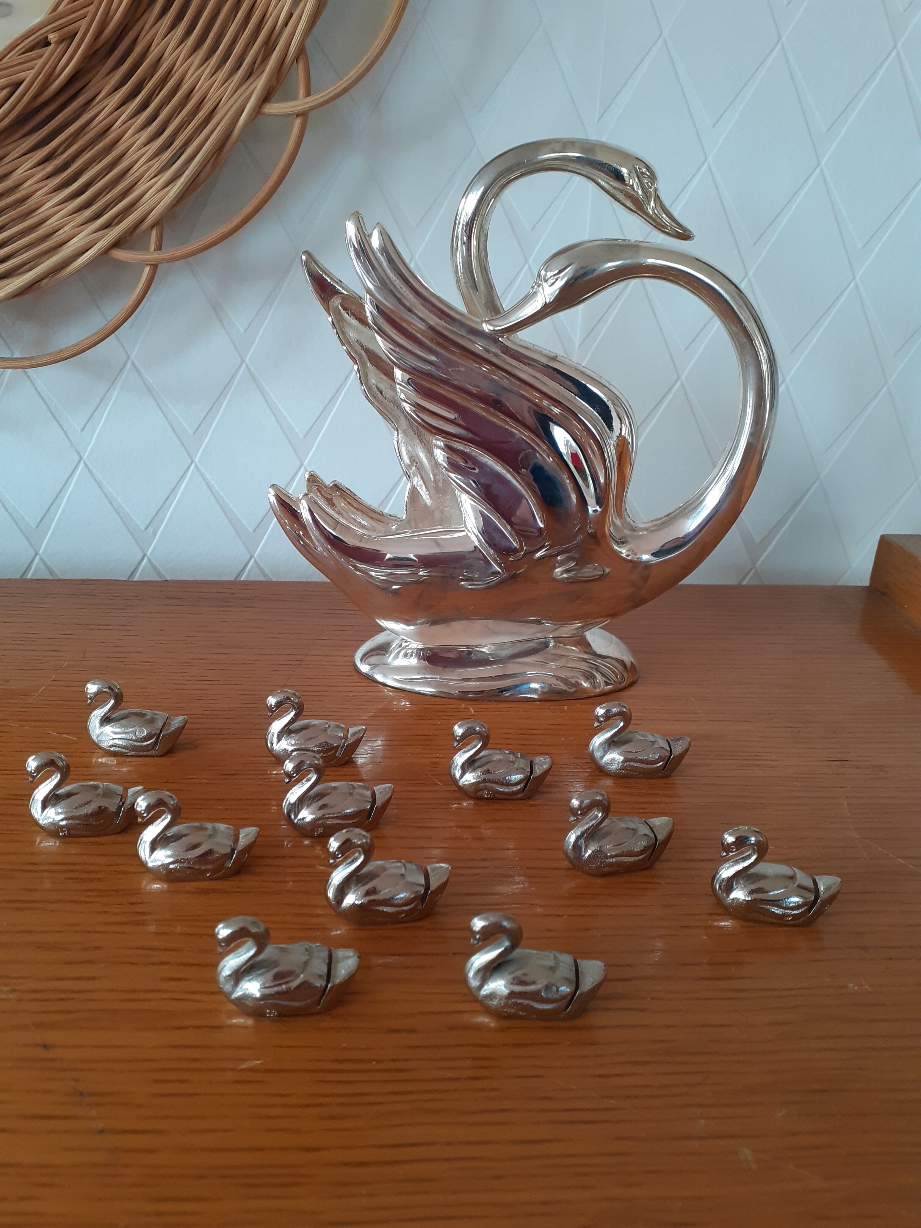 Set of 12 place-marked swans with names