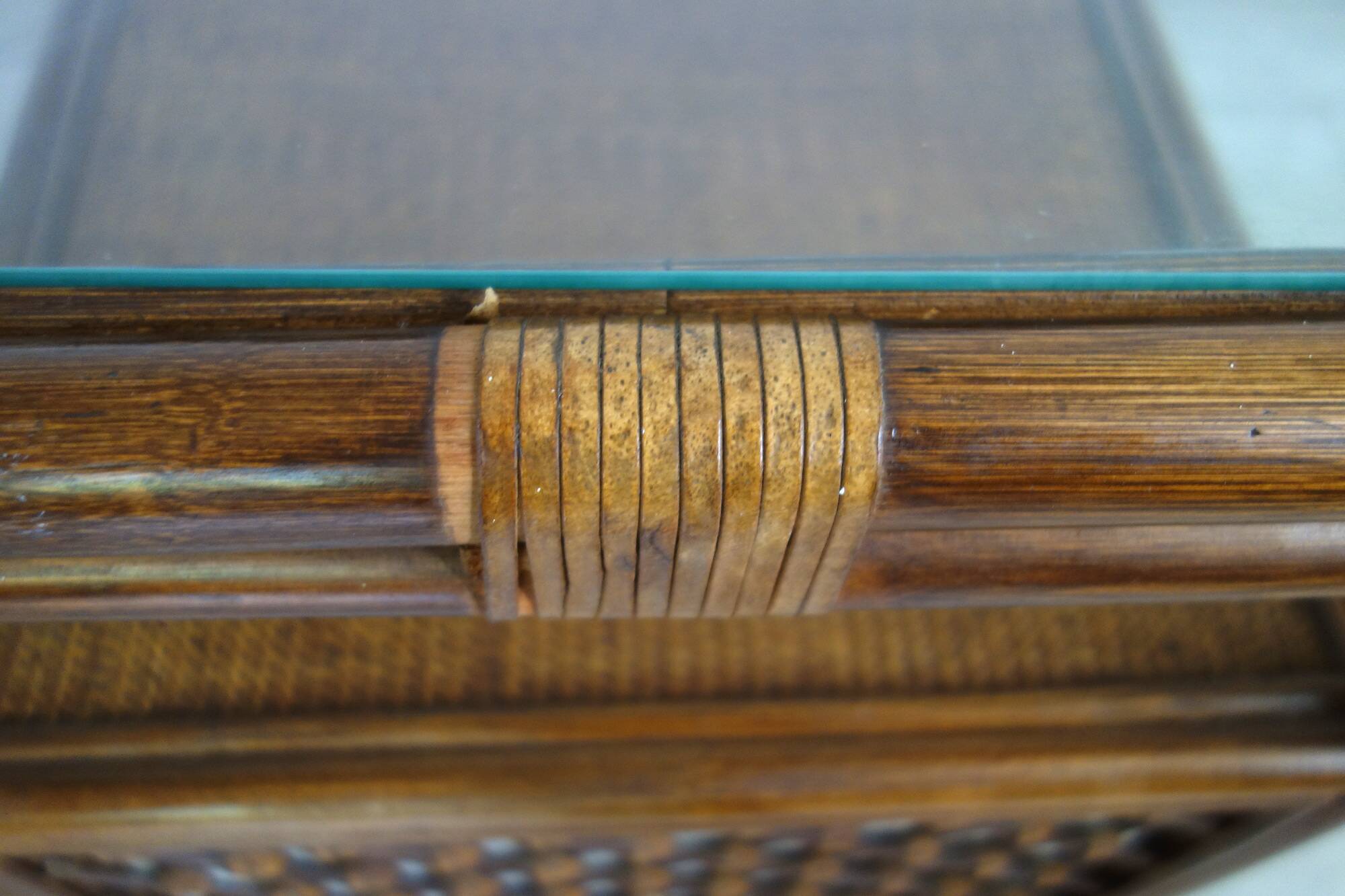 Rattan set with table and two armchairs.