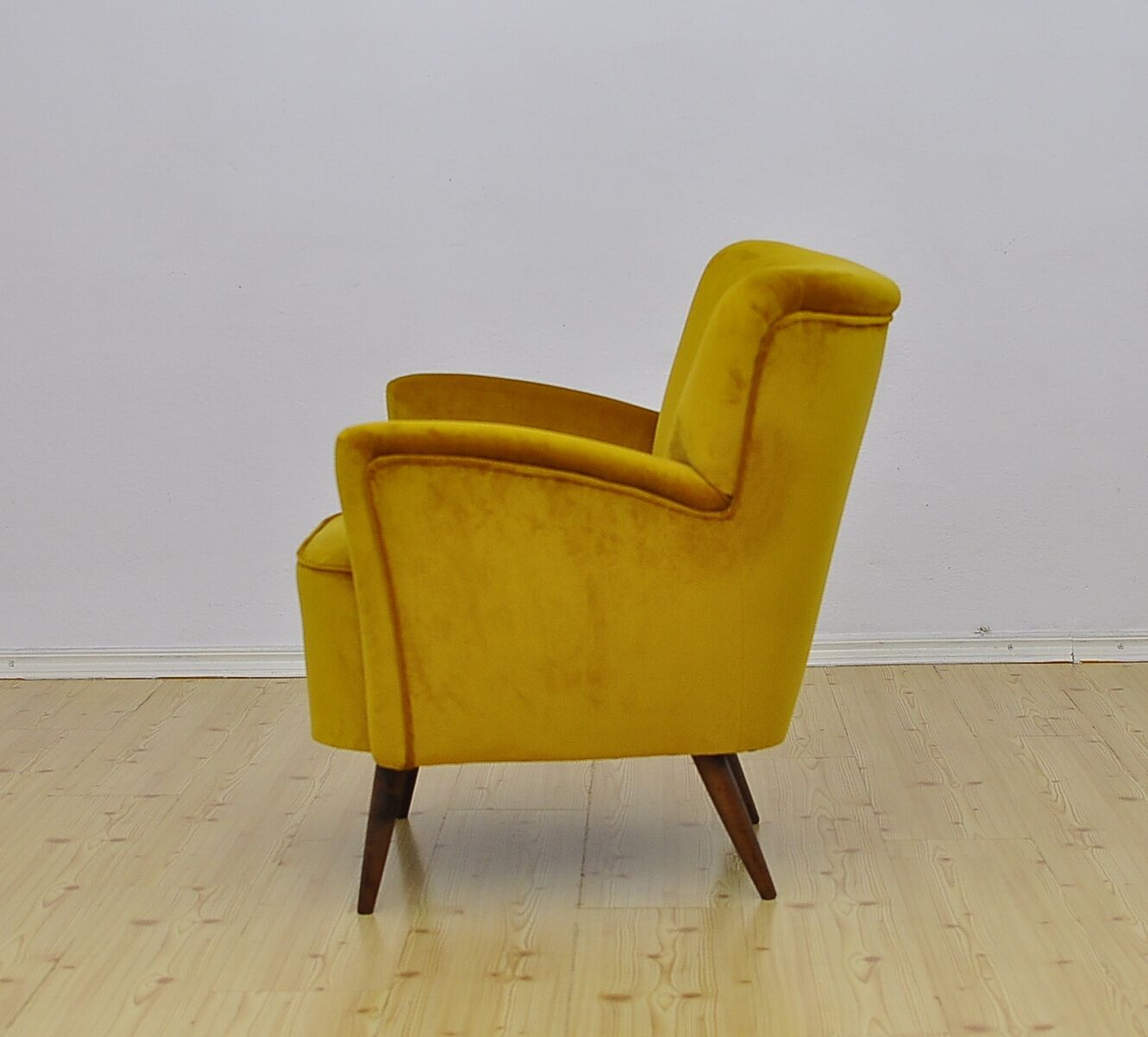 Fauteuil en velours jaune du milieu du siècle, années 1960