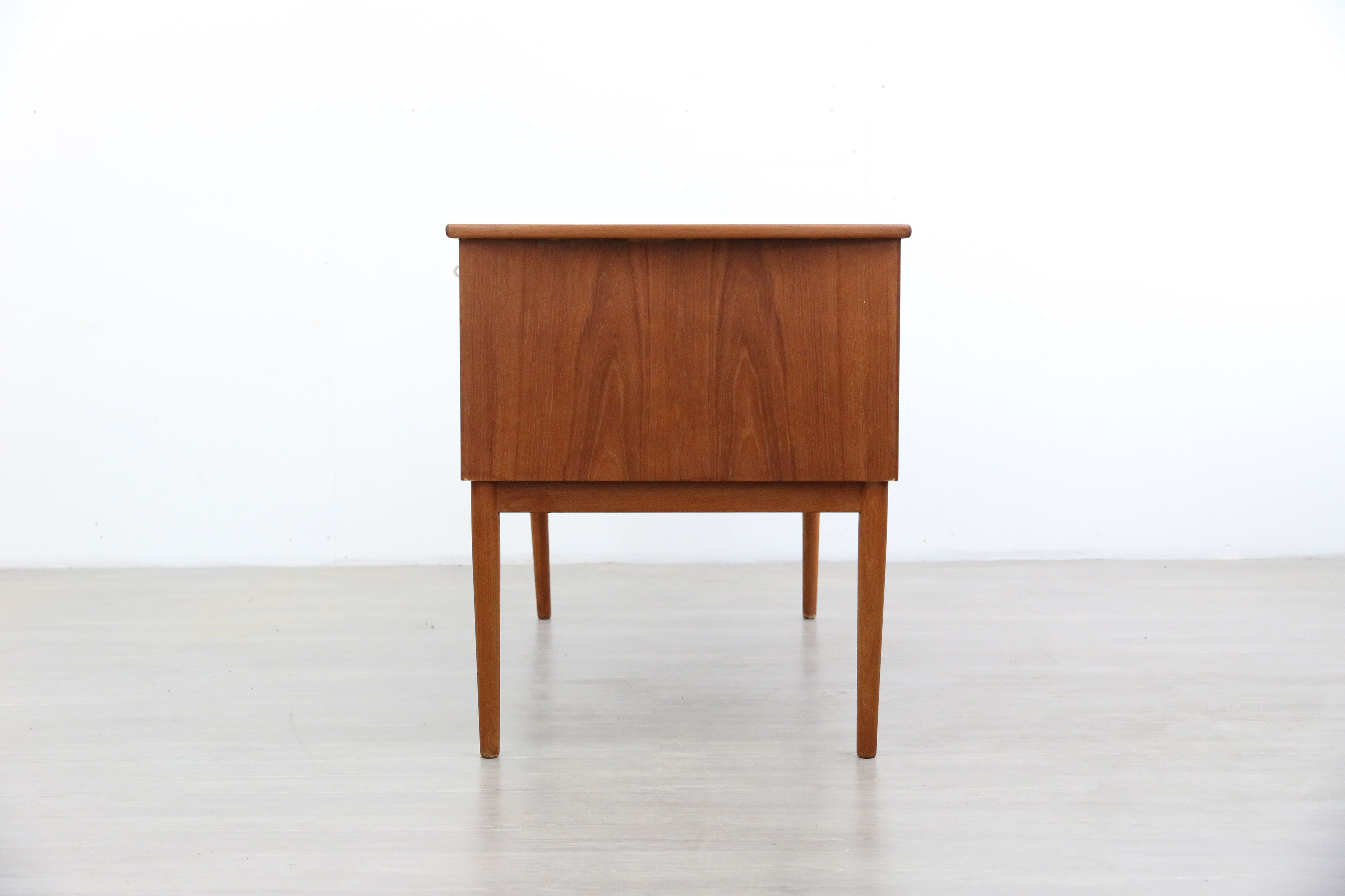 Bureau en teck, années 1960