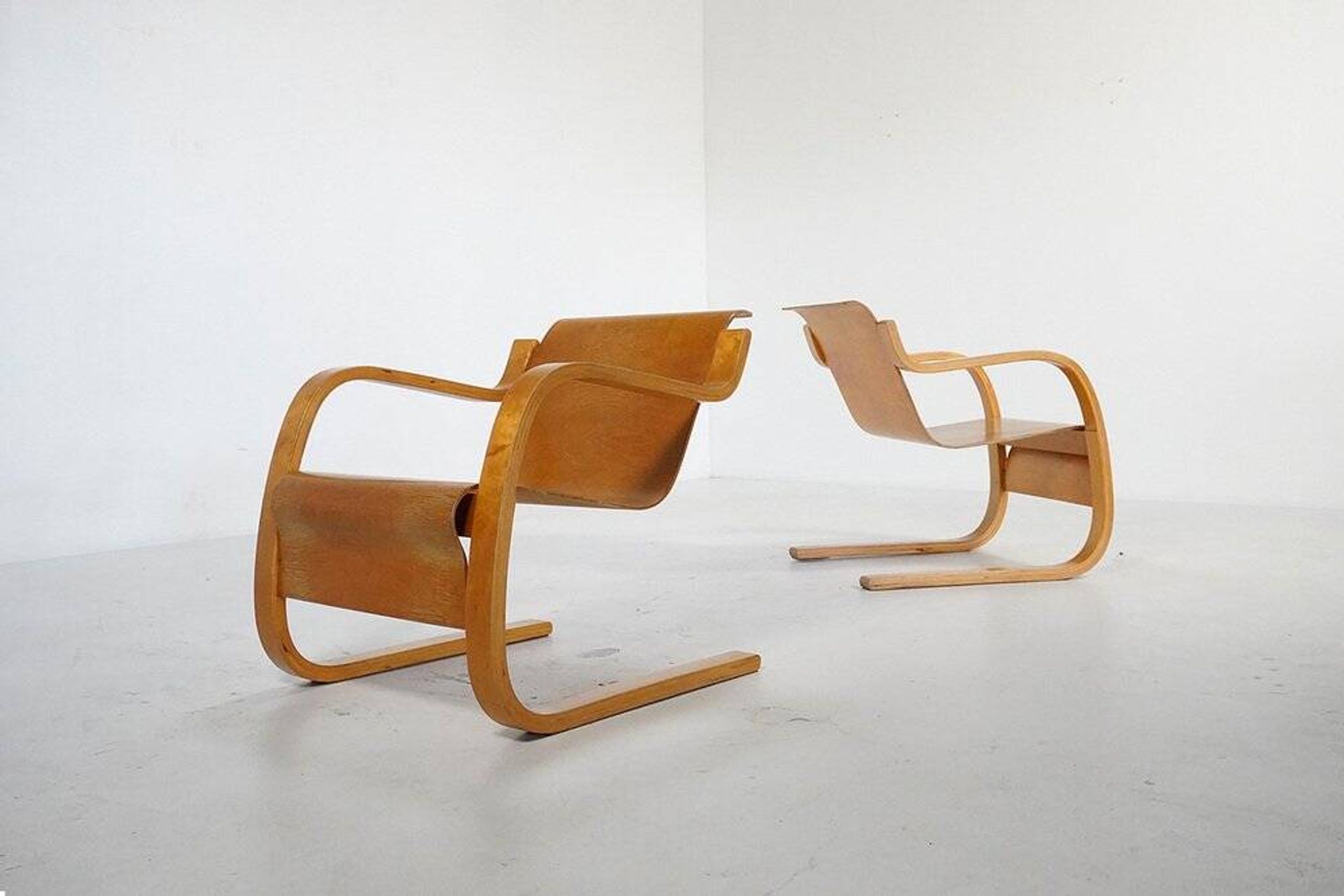 Ensemble de chaises longues cantilever n° 31 par Alvar Aalto, années 1930.