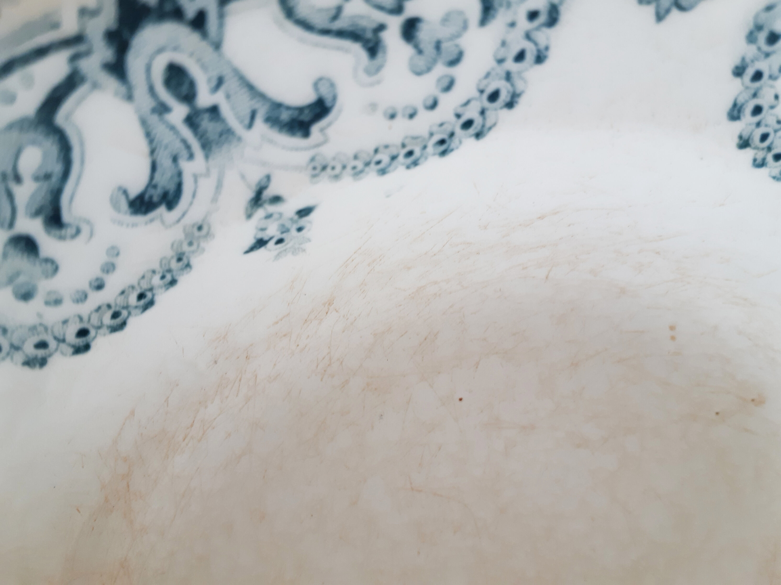 Hollow plate in faience of Saint Amand and Hamage, Iron earth, Garland model