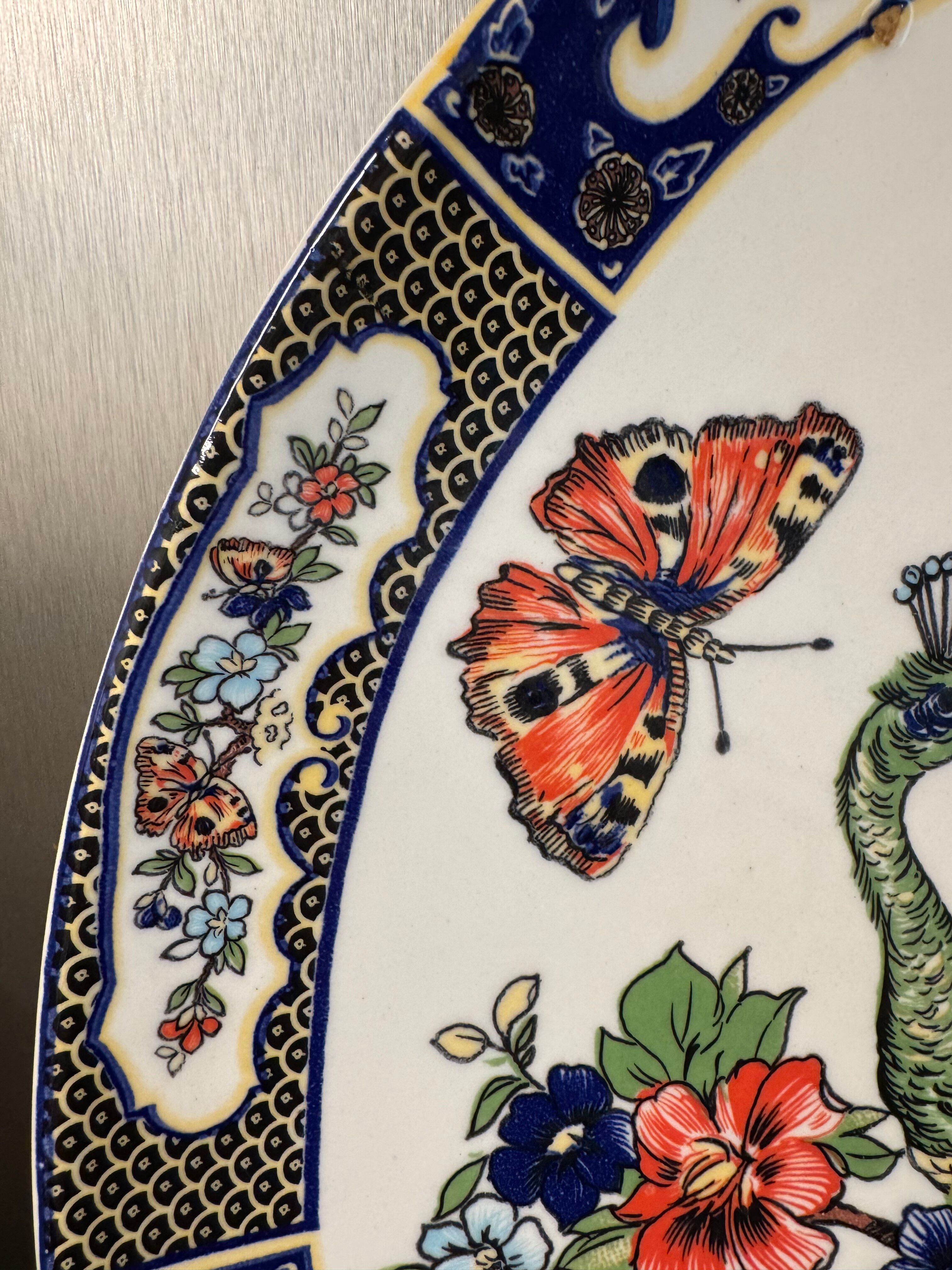Grand plat à décor de Paons et fleurs XX siècle