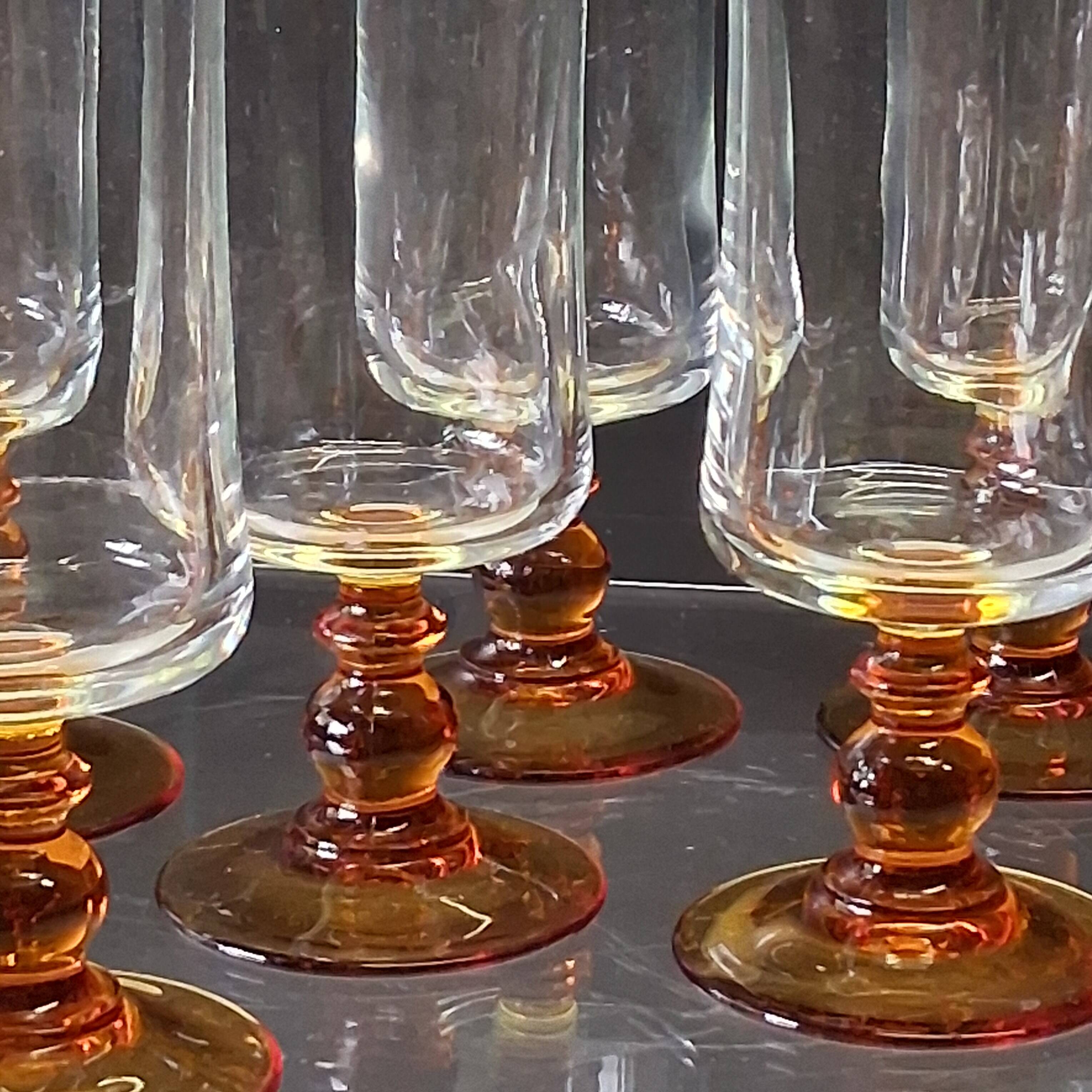 6 amber-footed champagne flutes in very good condition.