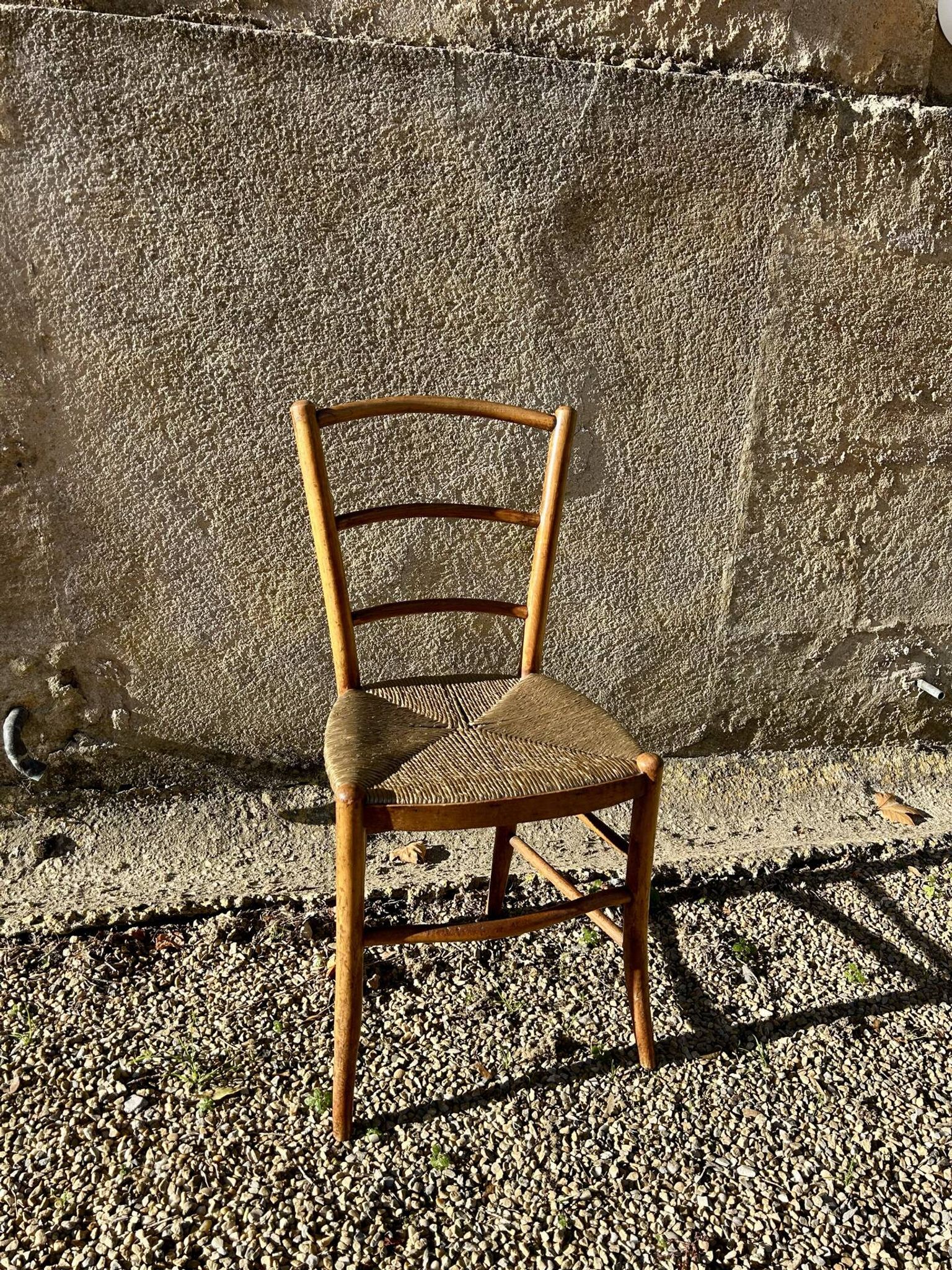 Chaise paillée vintage dorée