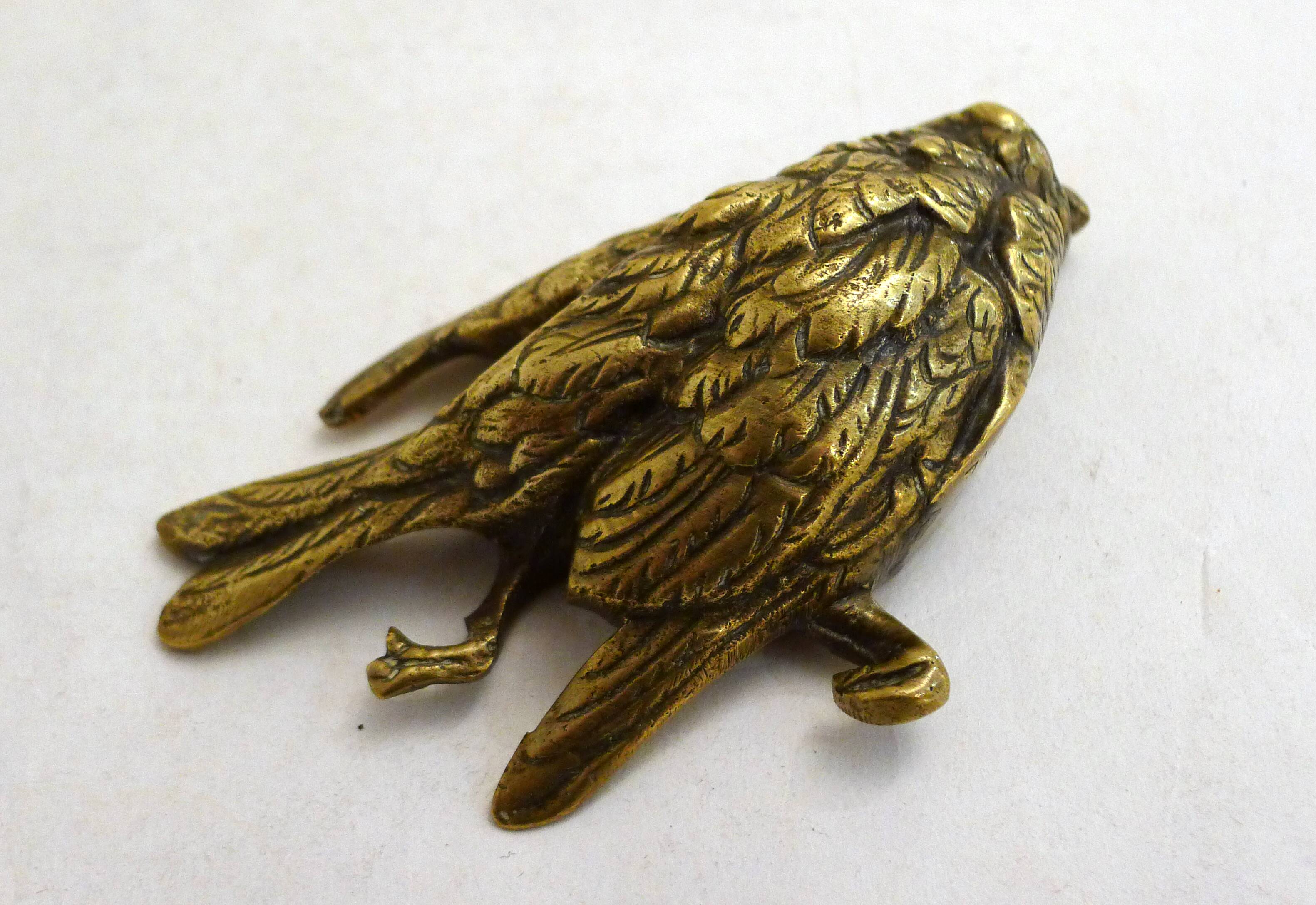 Petite sculpture presse-papier Oiseau mort en bronze / laiton doré