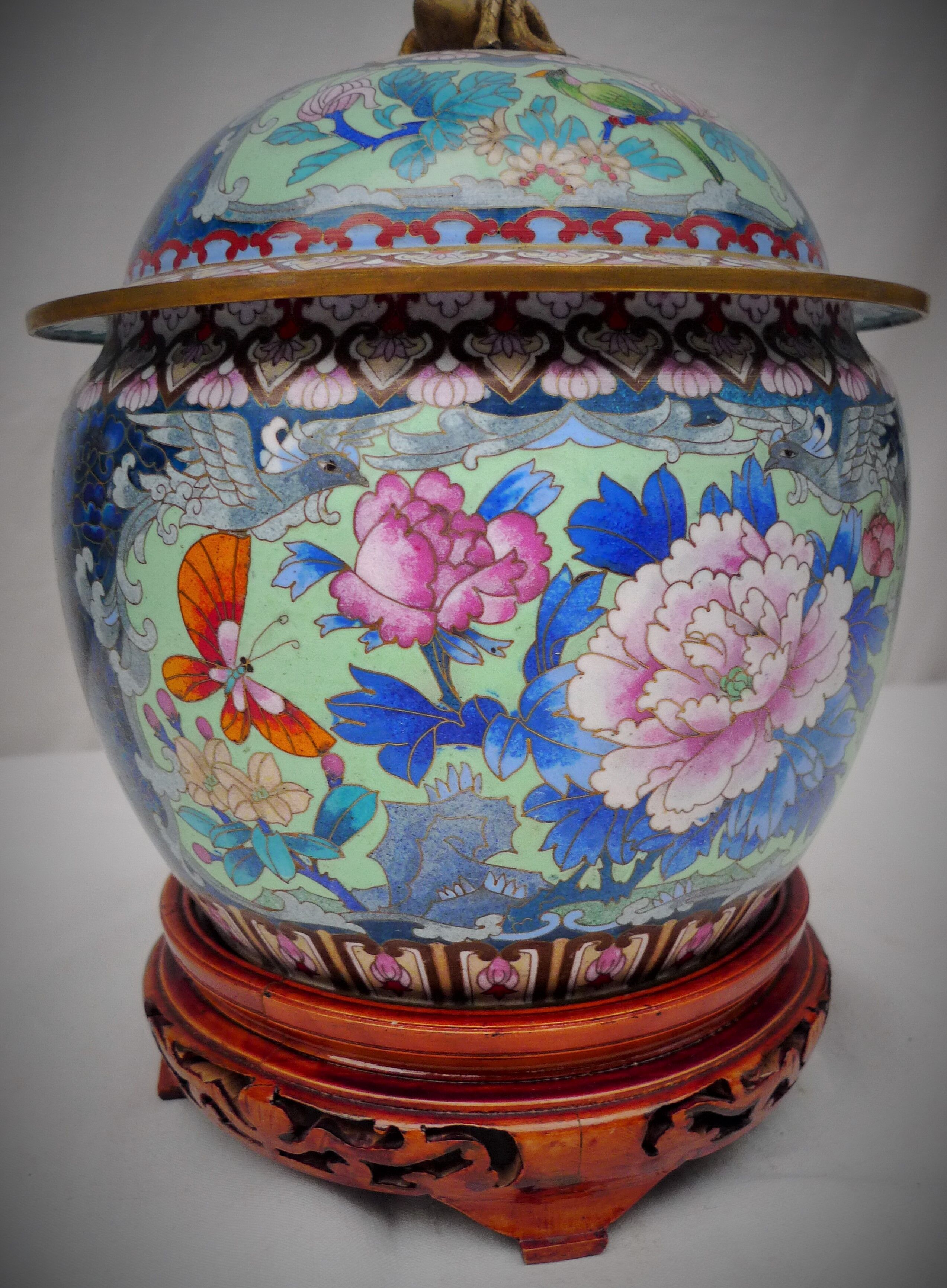 Covered pot in partition