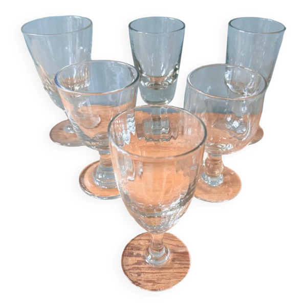 Série de 6 verres à pied anciens dépareillés
