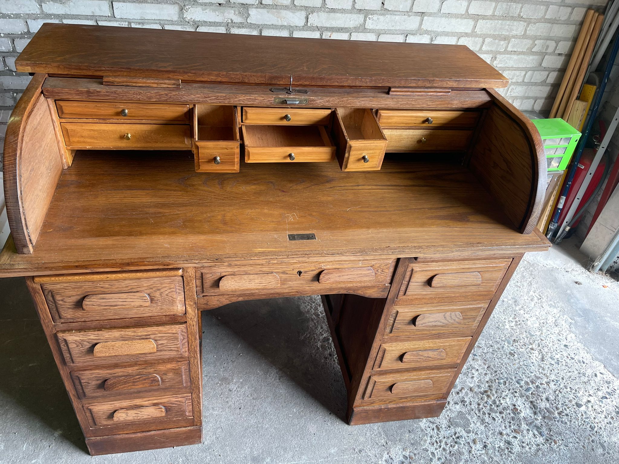 U.s. desk in oak