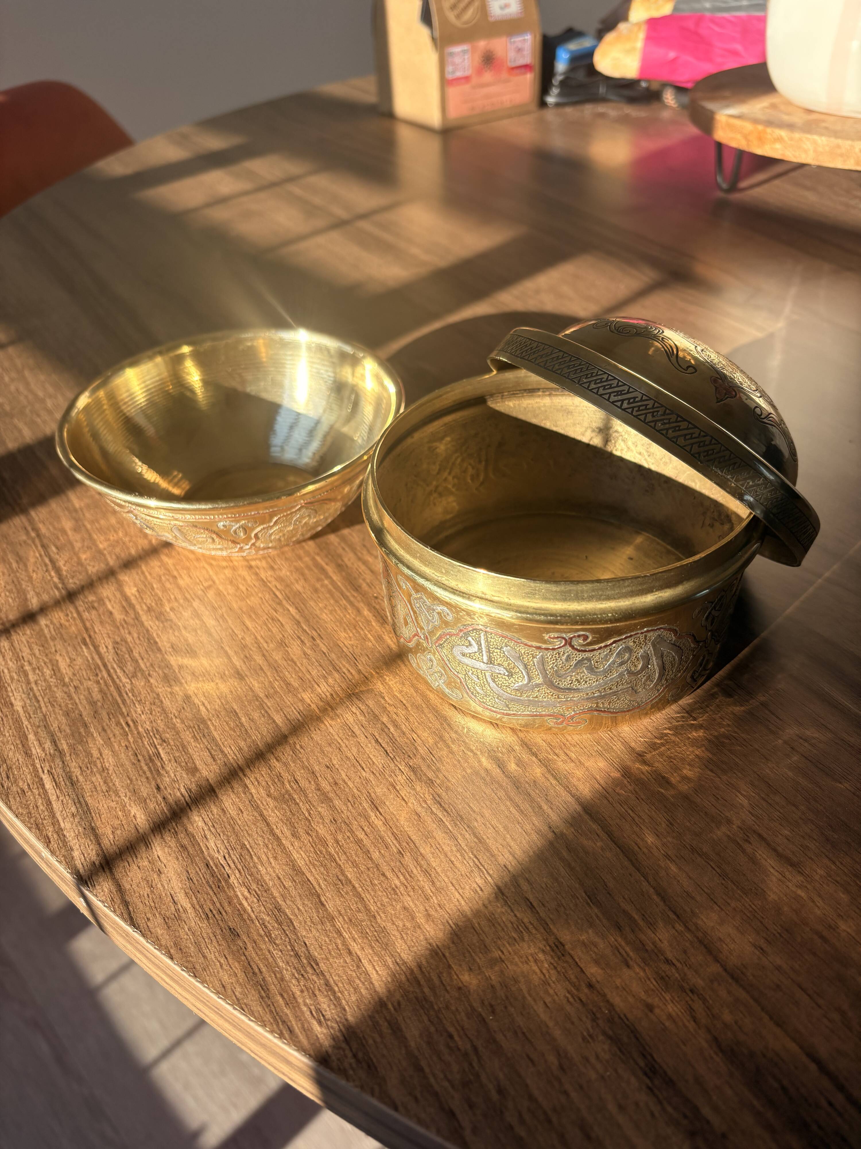 Boîte et bol vintage en laiton gravé – Art islamique damascène