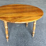 Table ronde à volets Louis Philippe, en noyer avec deux allonges.