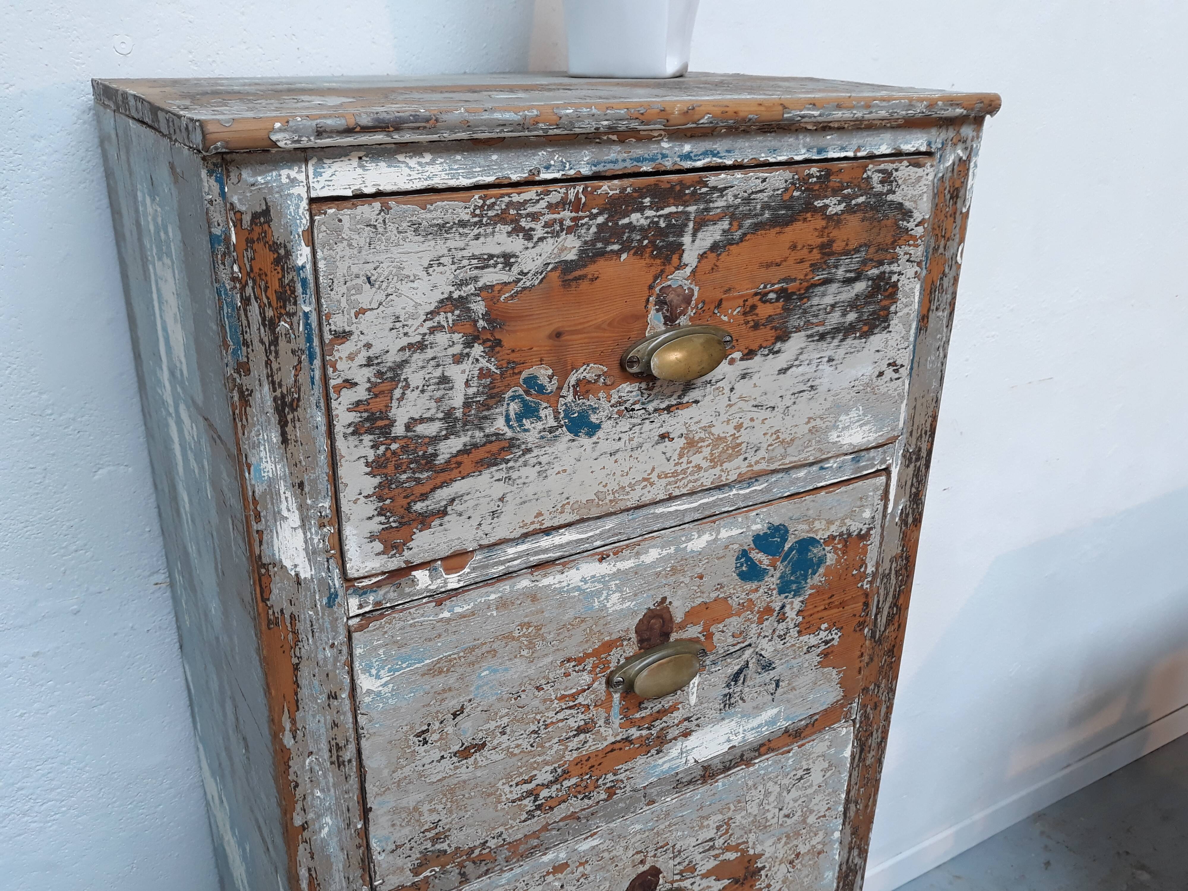 Furniture of trade with rag-to-ceiling drawers