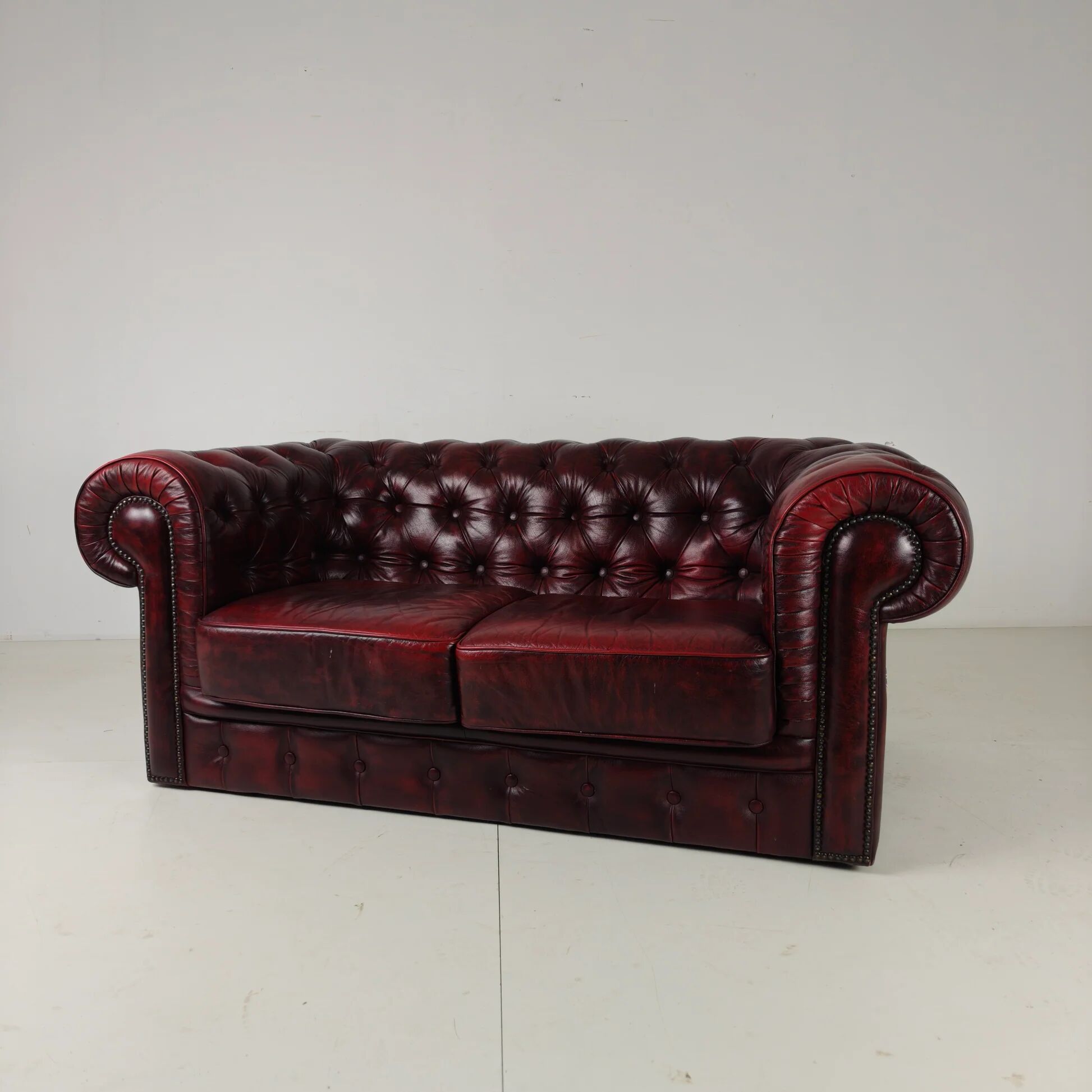 Red Chesterfield 2-seater sofa – oxblood leather