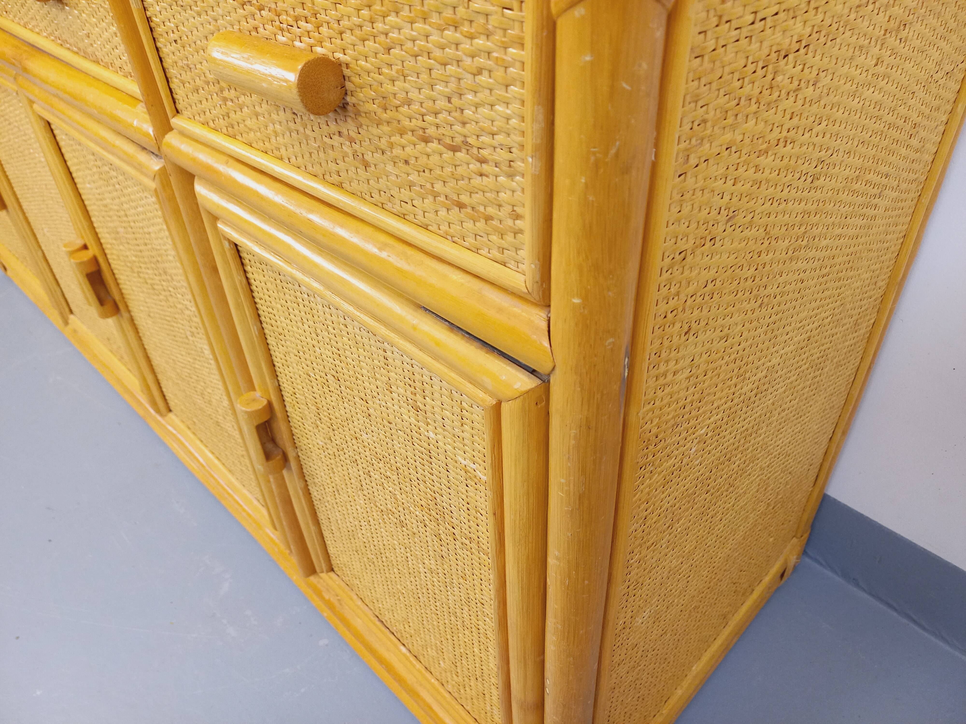 Vintage storage unit in rattan and woven rattan from the 1970s.