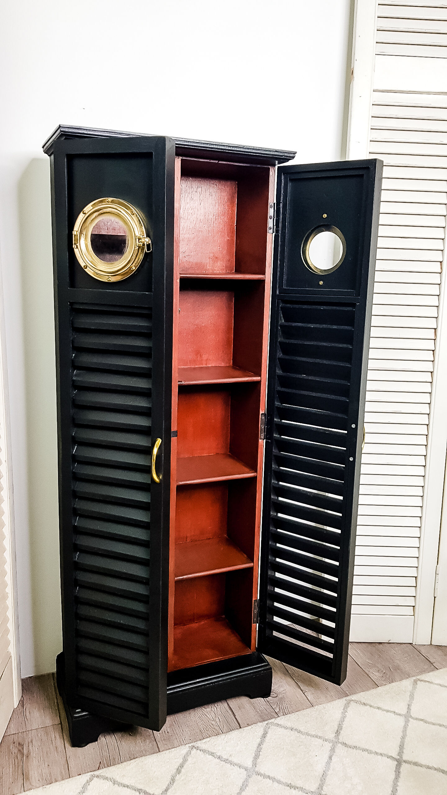 Furniture cabinet with window
