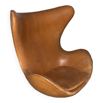 Rare fauteuil Egg Chair en cuir cognac (Arne Jacobsen, 1958)