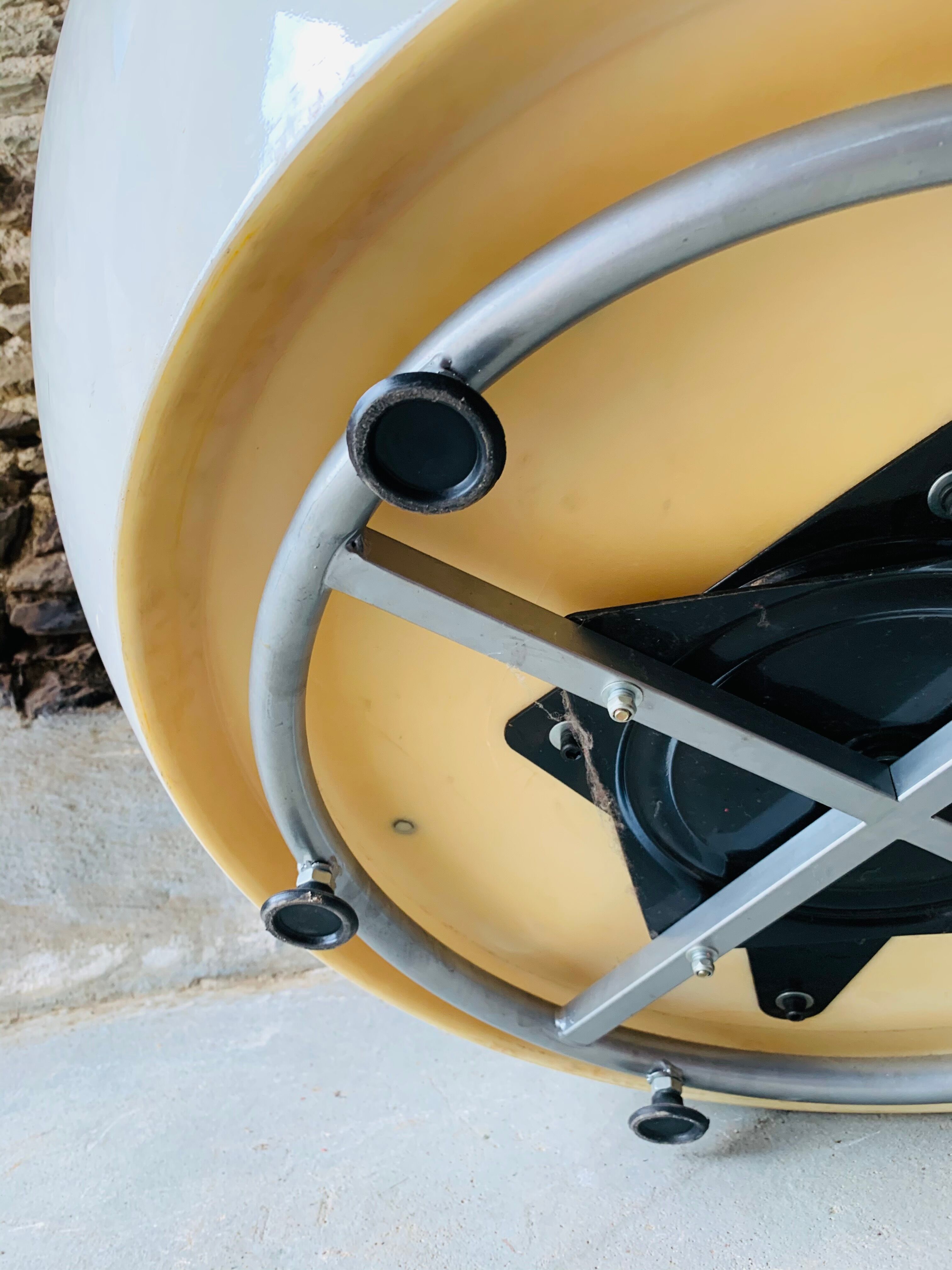 Armchair eye pod ball