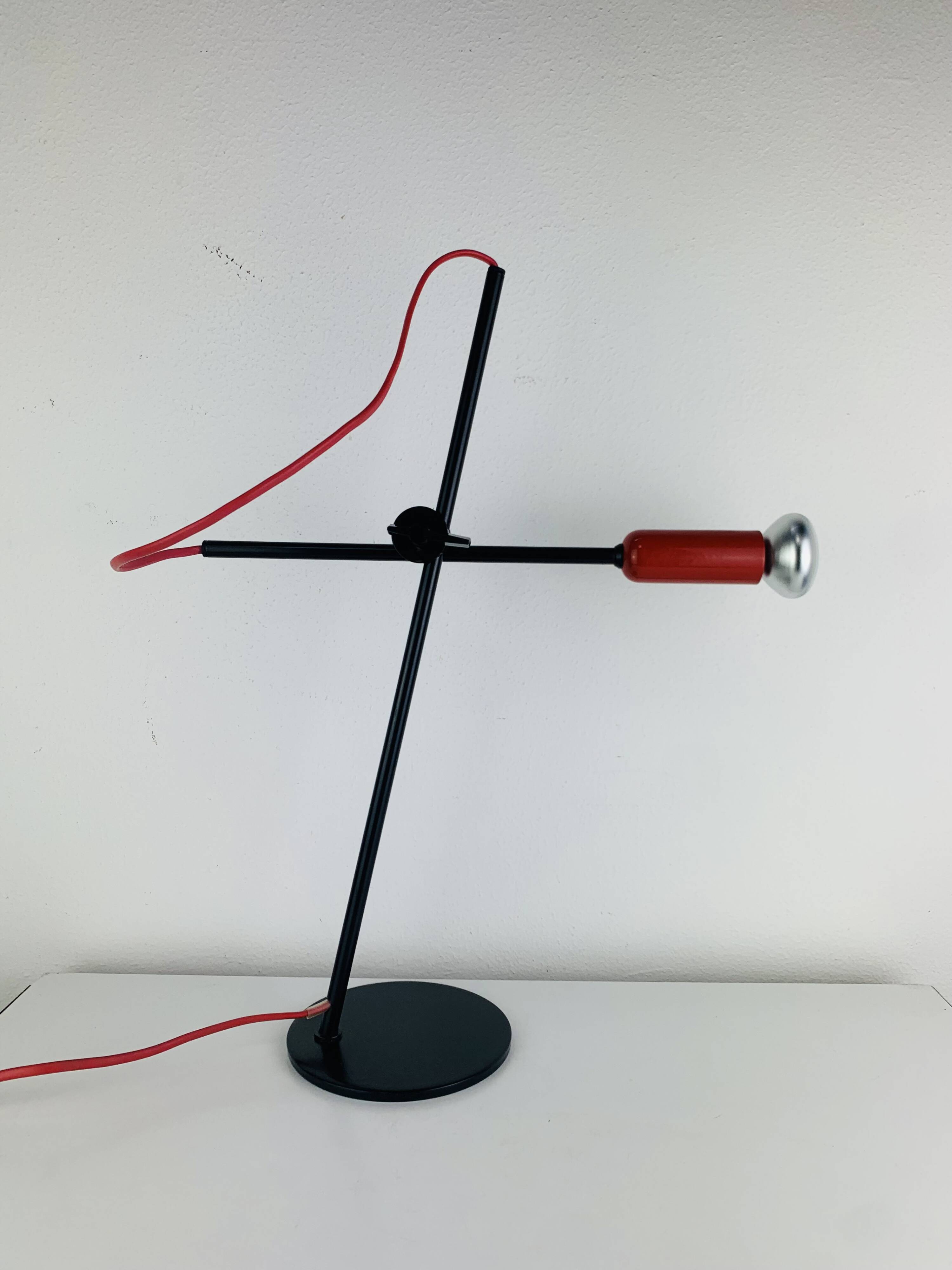 Lampe spot années 80, métal rouge et noir, vintage