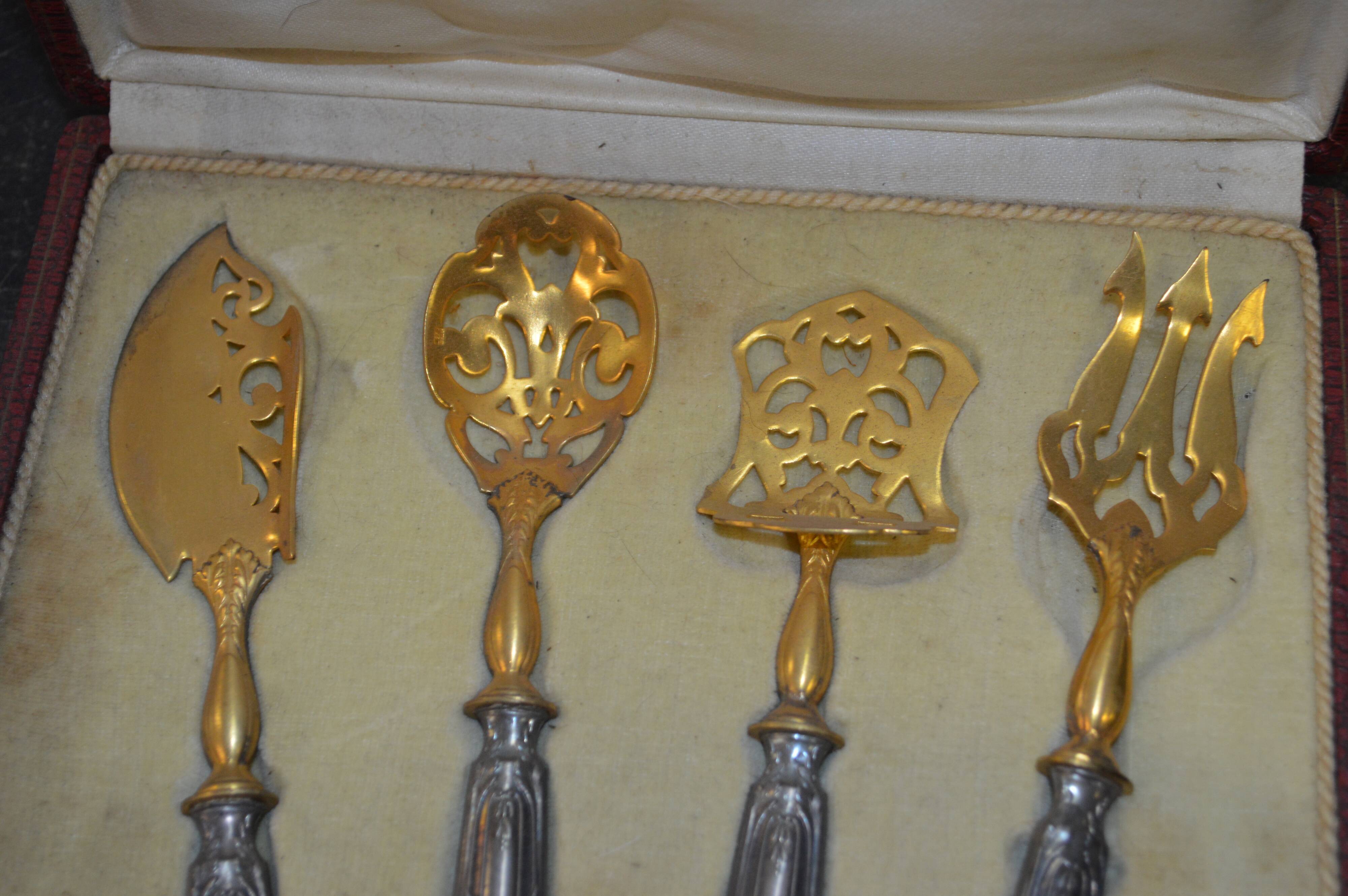 Covered with silver metal and vermeil entremets
