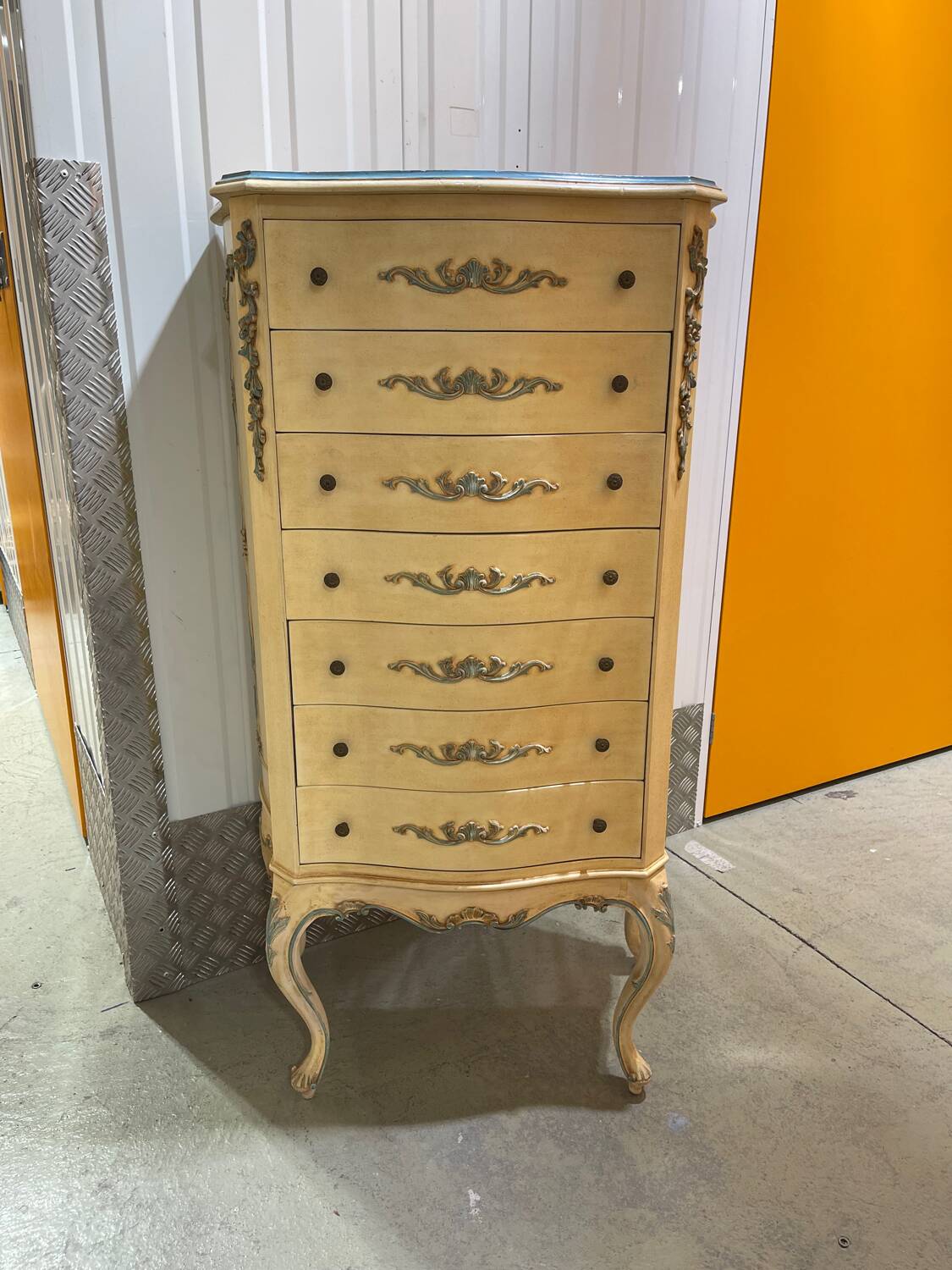 Vintage chest of drawers