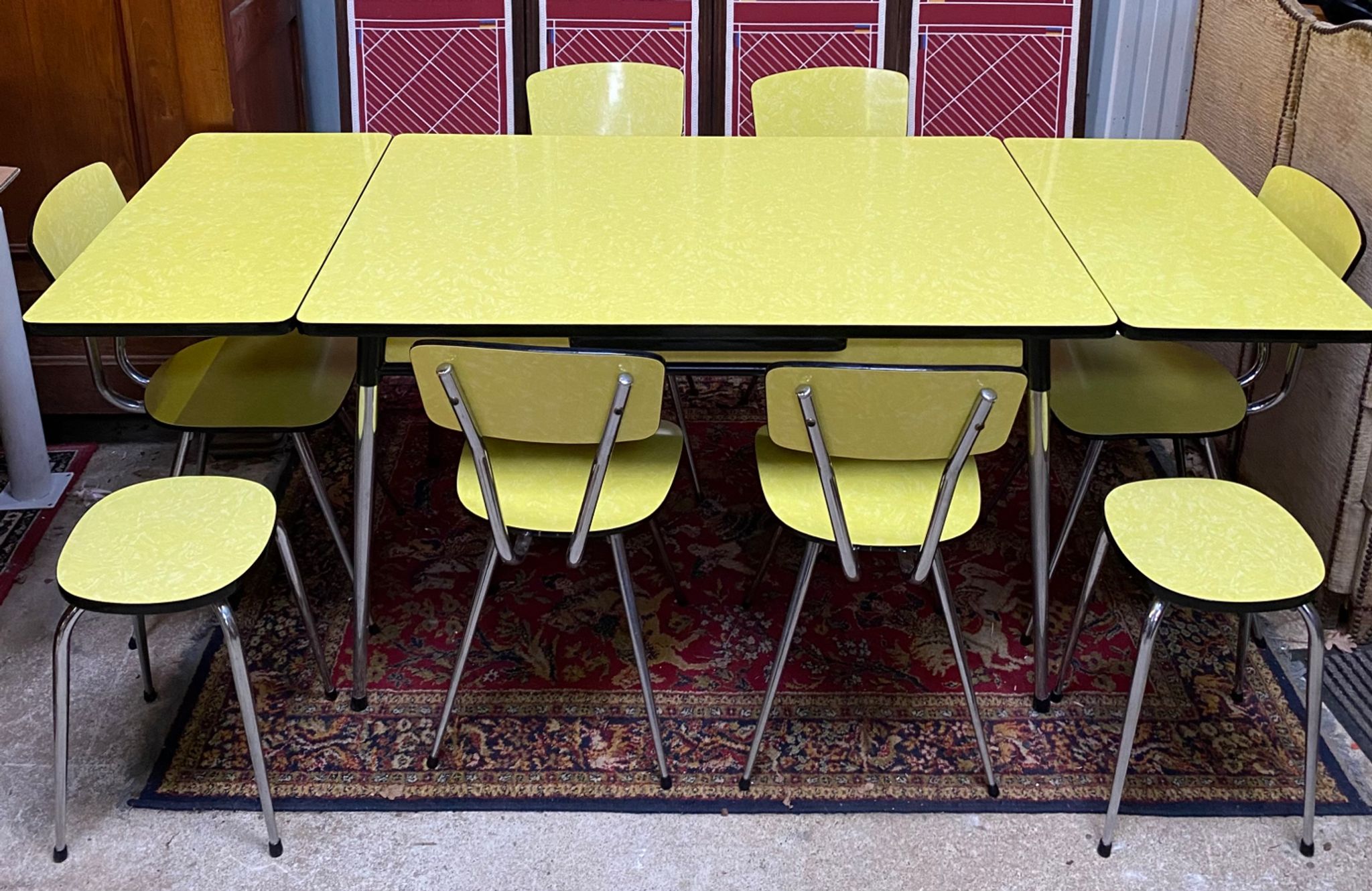 Ensemble formica jaune Roger Breton pour Tublac, table, 6 chaises, 2 tabourets, années 60