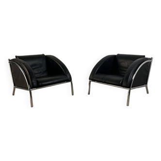Paire de fauteuils postmodernes en simili cuir noir avec piètement tubulaire chromé, années 1980