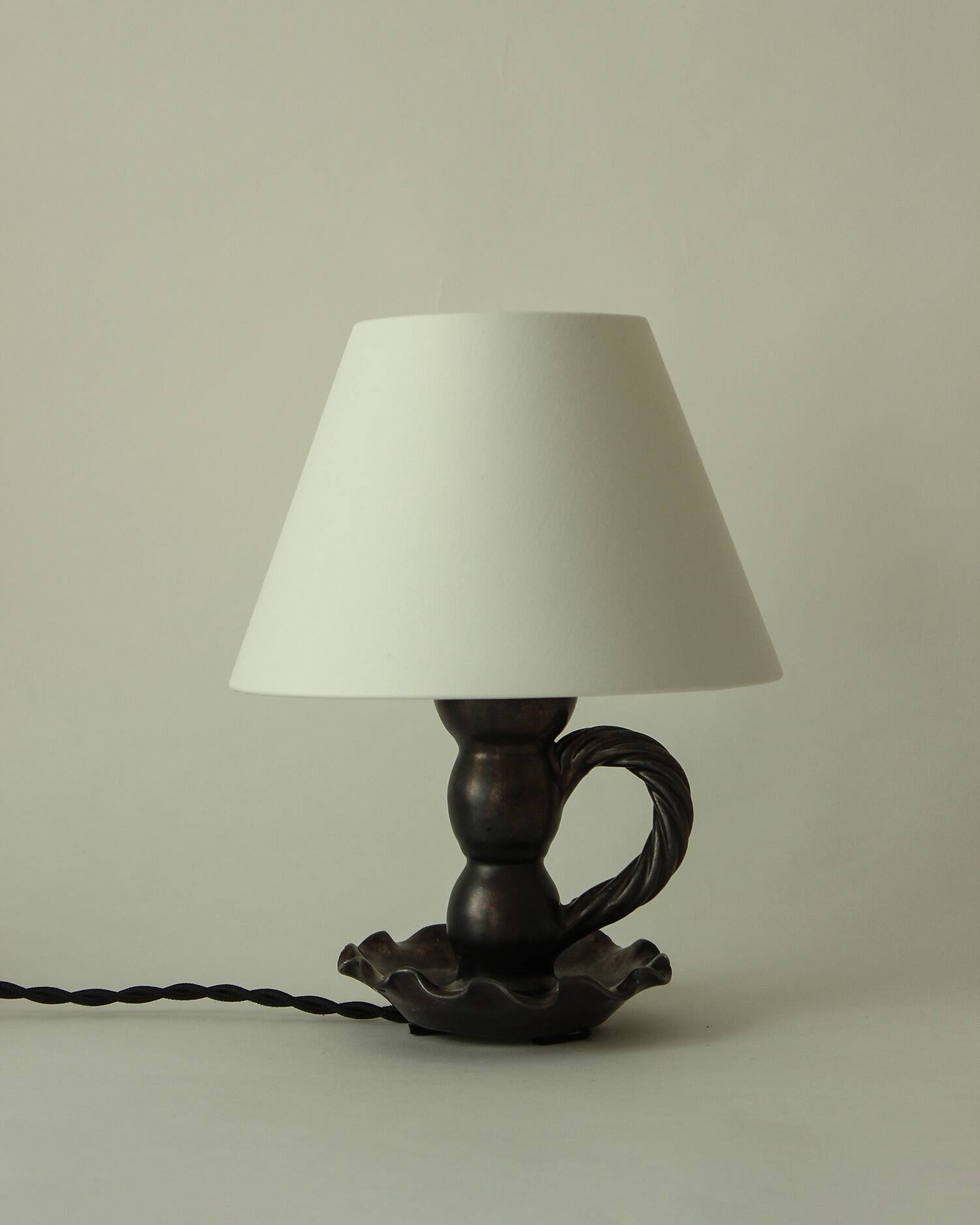 Lampe en céramique noire formant bougeoir