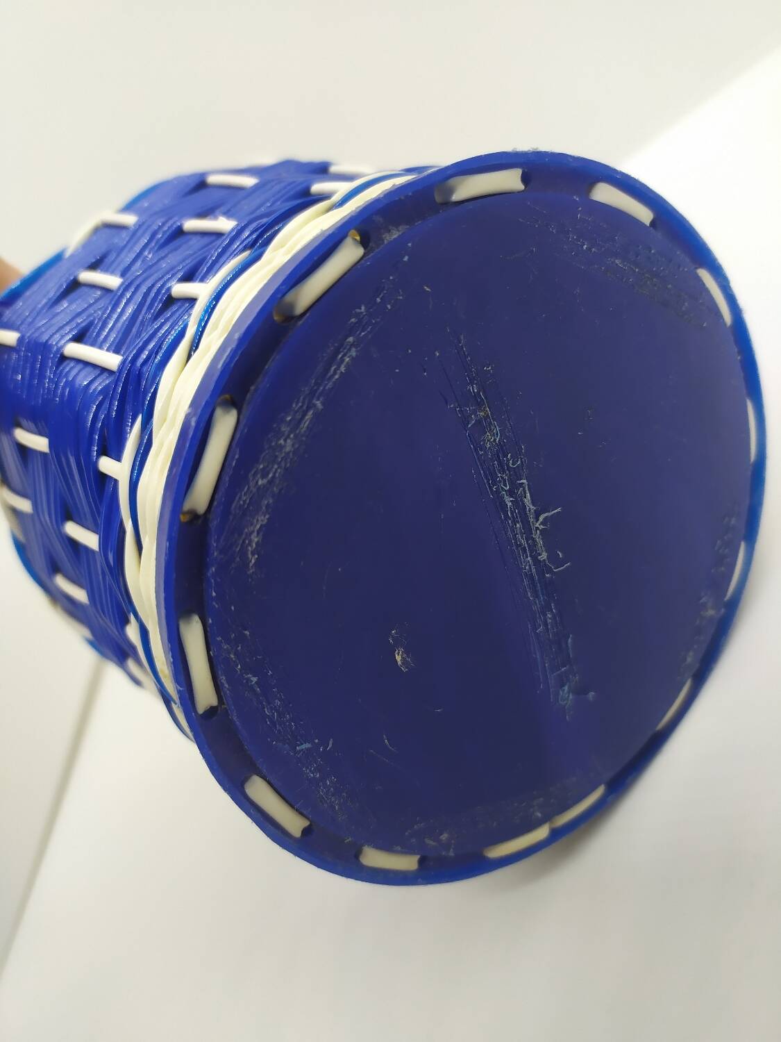 Glass bottle and scoubidou