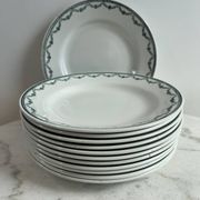 12 assiettes plates en faïence de Saint Amand