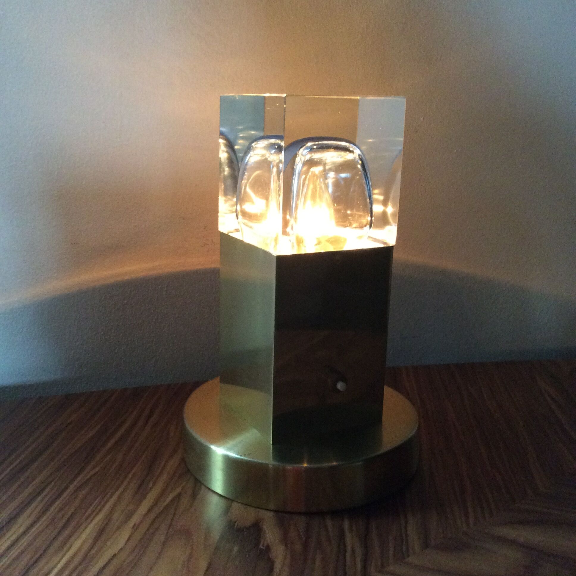 Touch cube lamp in plexiglas and brass 1970