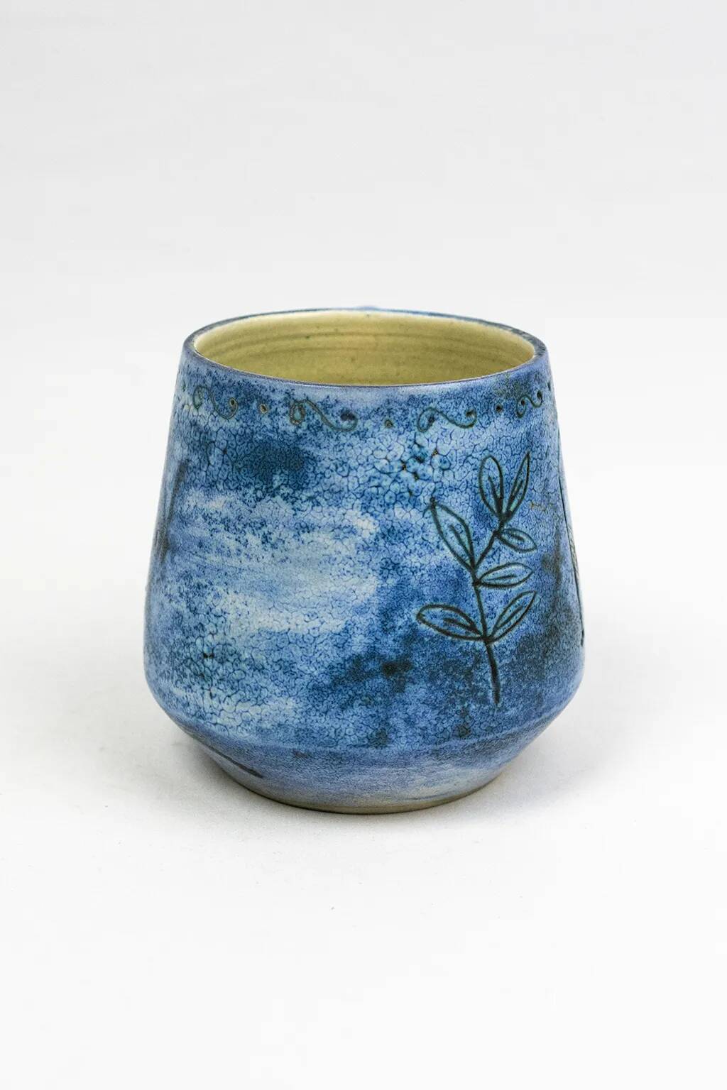 Mug Jacques Blin – Faïence émaillée bleue décor incisé animaux fantastiques