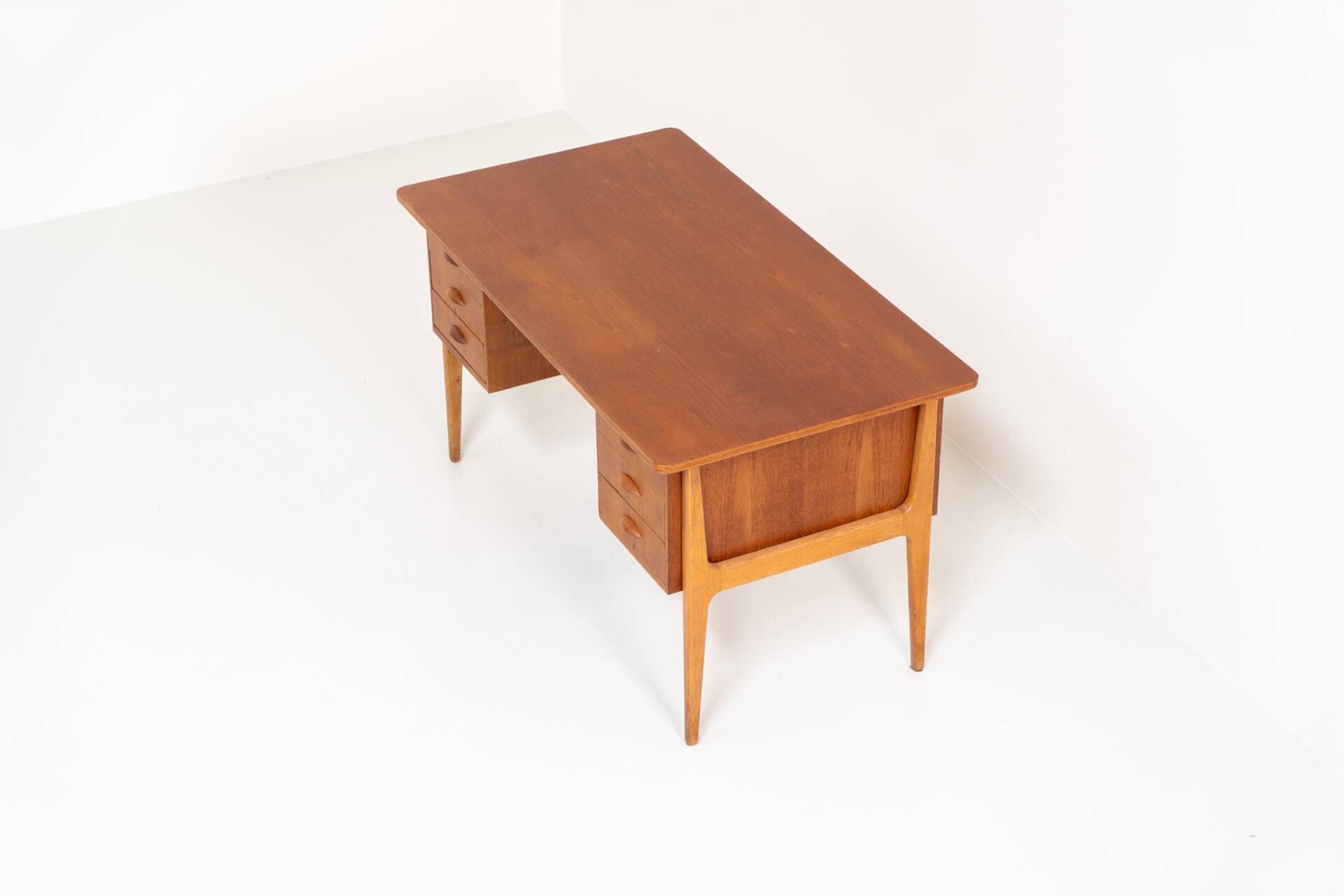 Bureau danois en teck, années 1960.