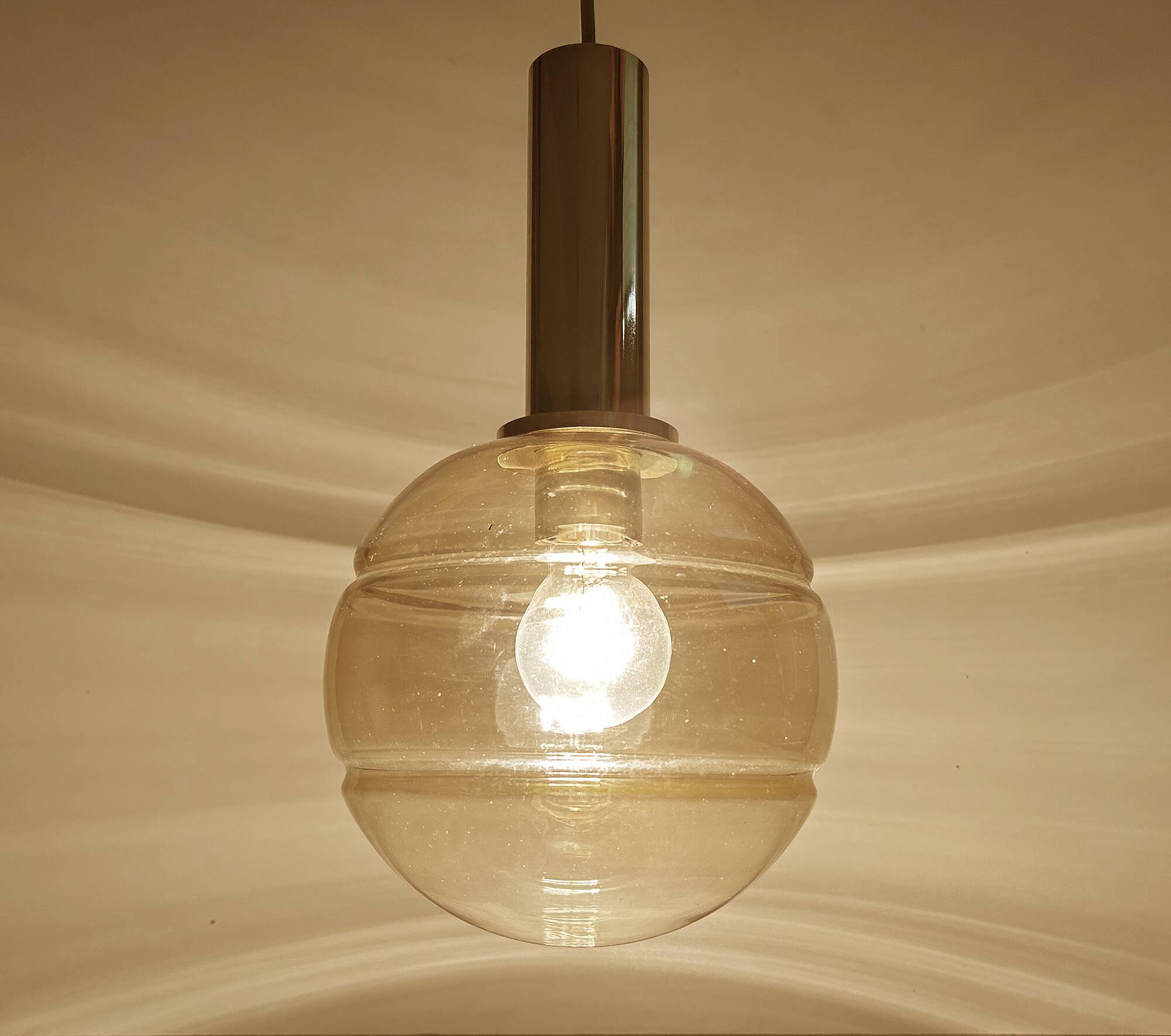 Paire de suspensions vintage en forme de globe en verre