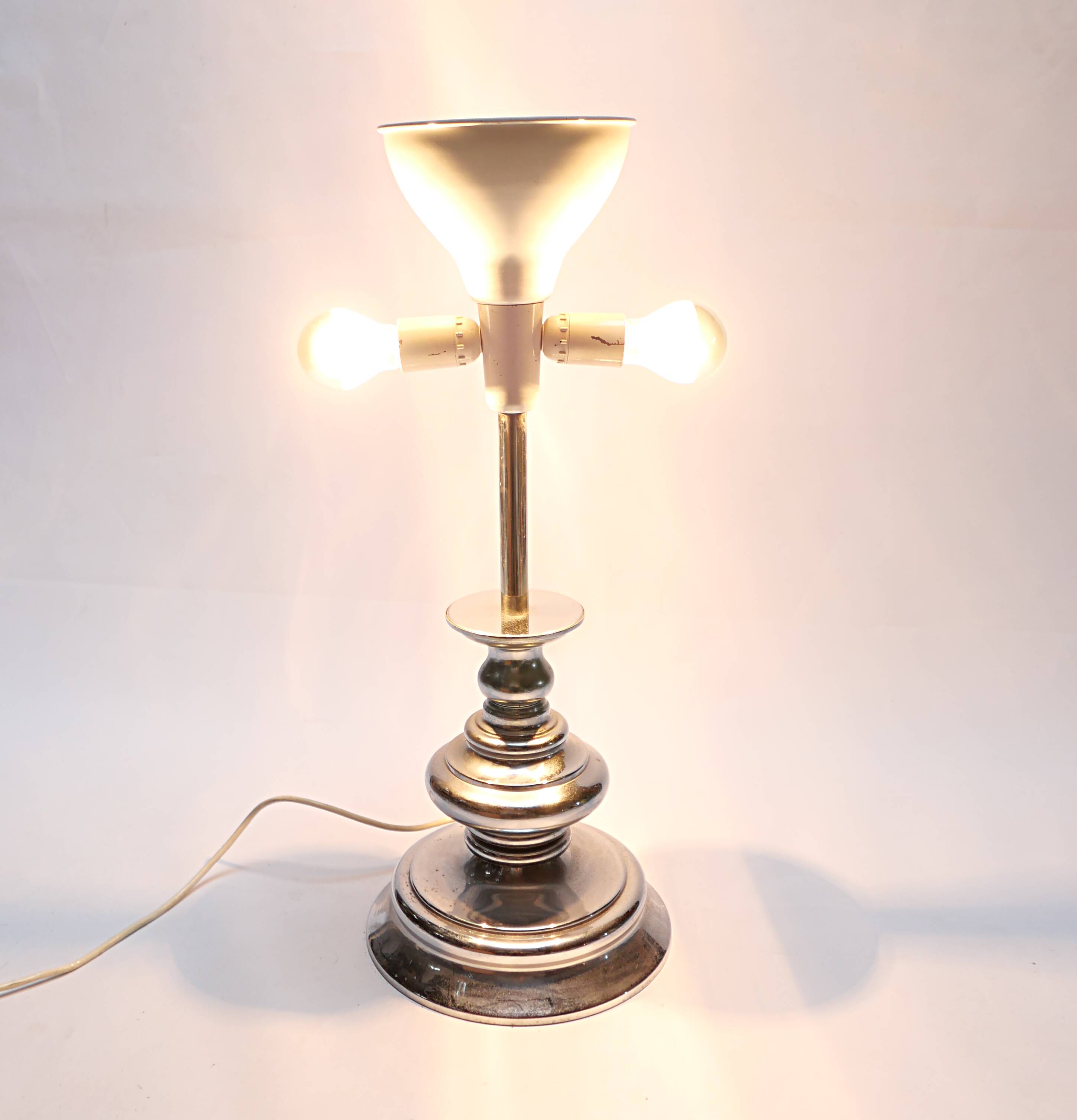 lampe ancienne en métal vintage design 1950 1970