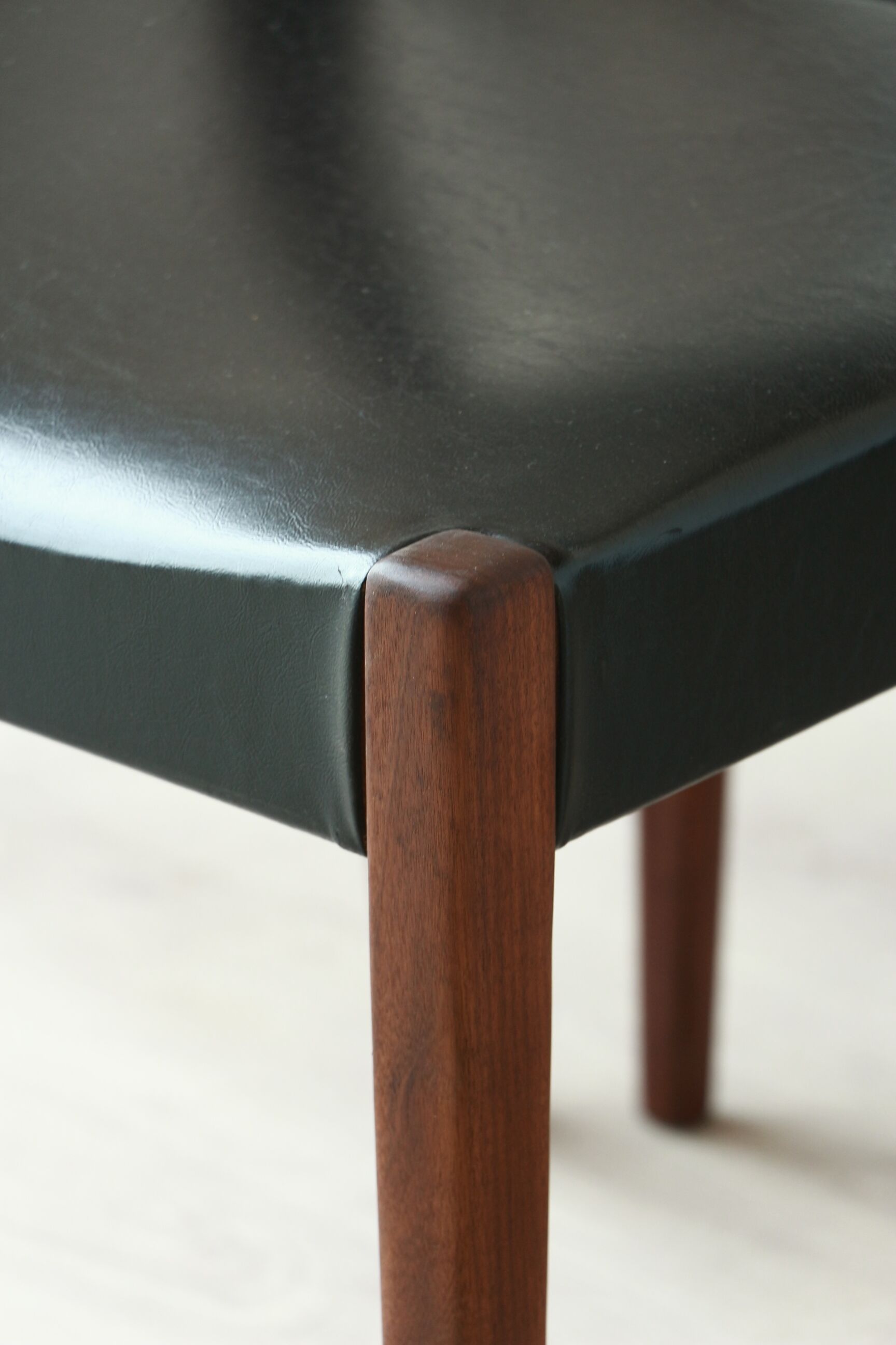 Series of 6 chairs in skai and teak