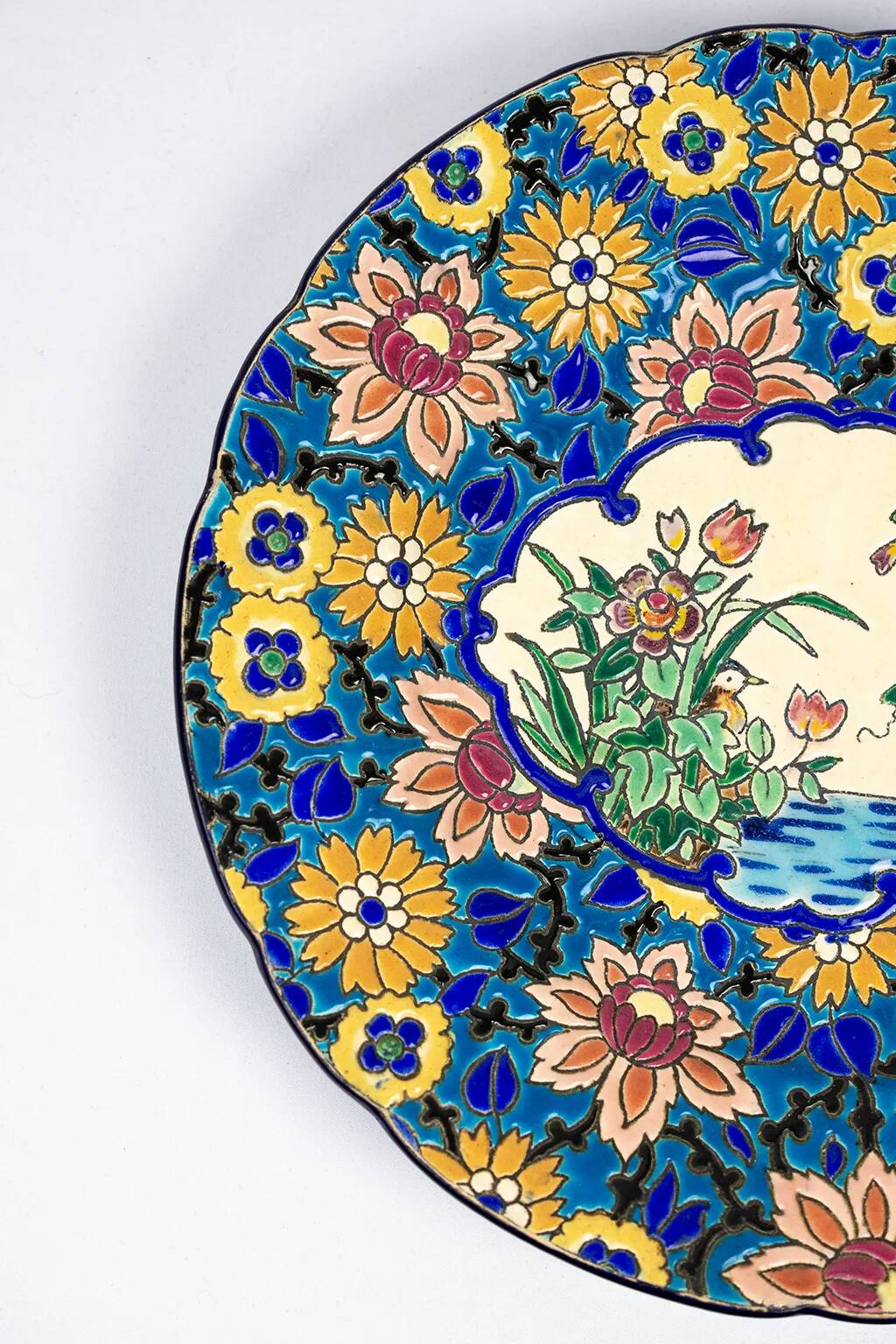 Assiette Longwy 1930 – Émaux à décor d’oiseaux et fleurs oranges