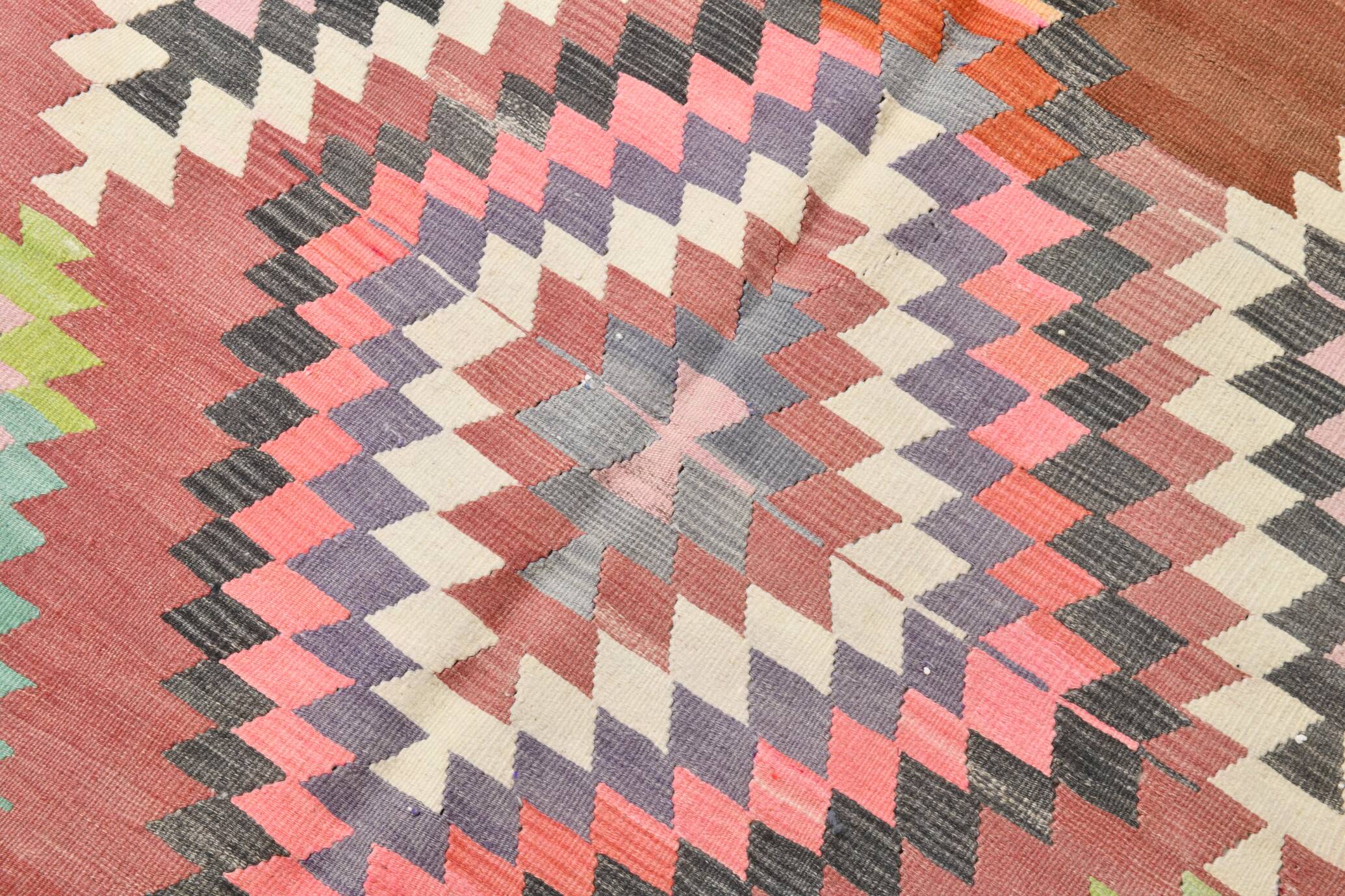 Tapis Kilim géométrique rouge et rose fait main 5x8, 160x238 cm