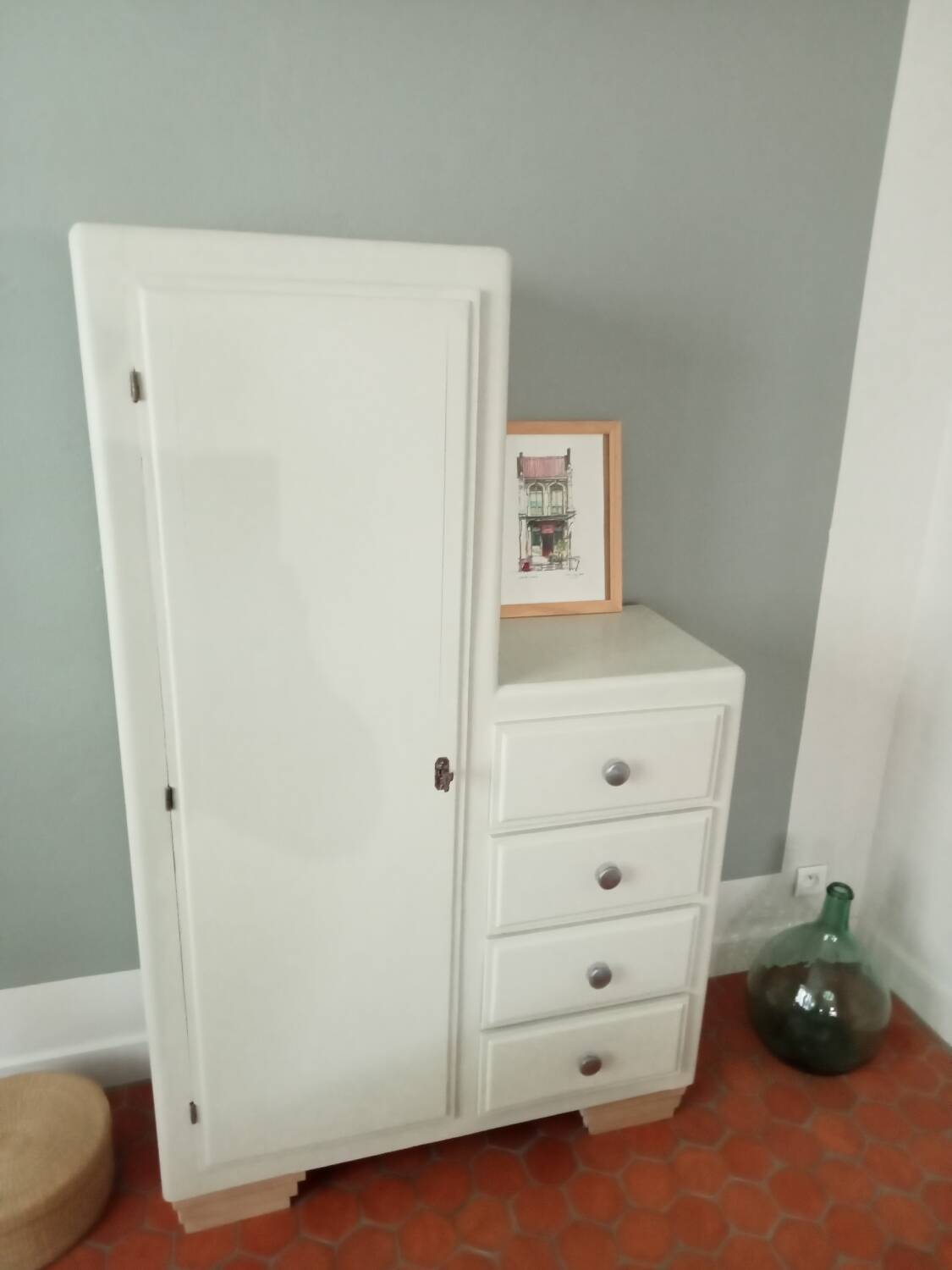 Asymmetrical wardrobe