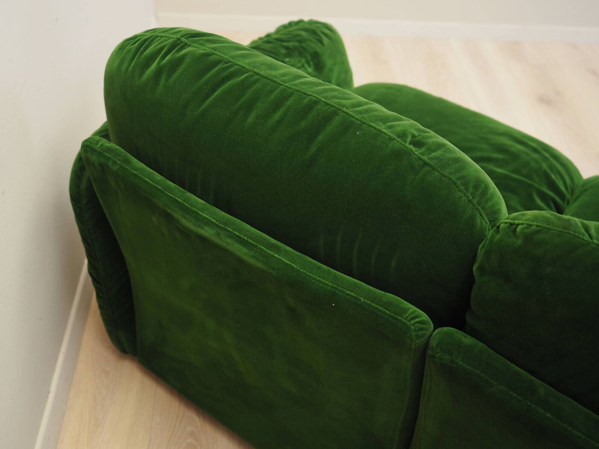 Green velour sofa, Italian design, 1970s, manufacturer: Busnelli, designer