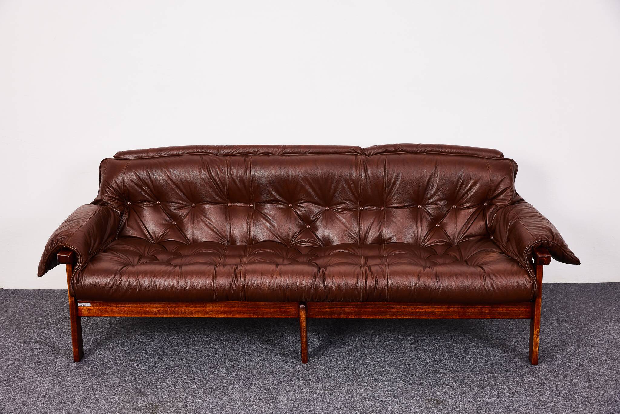 Canapé vintage en cuir capitonné, Brésil des années 1970