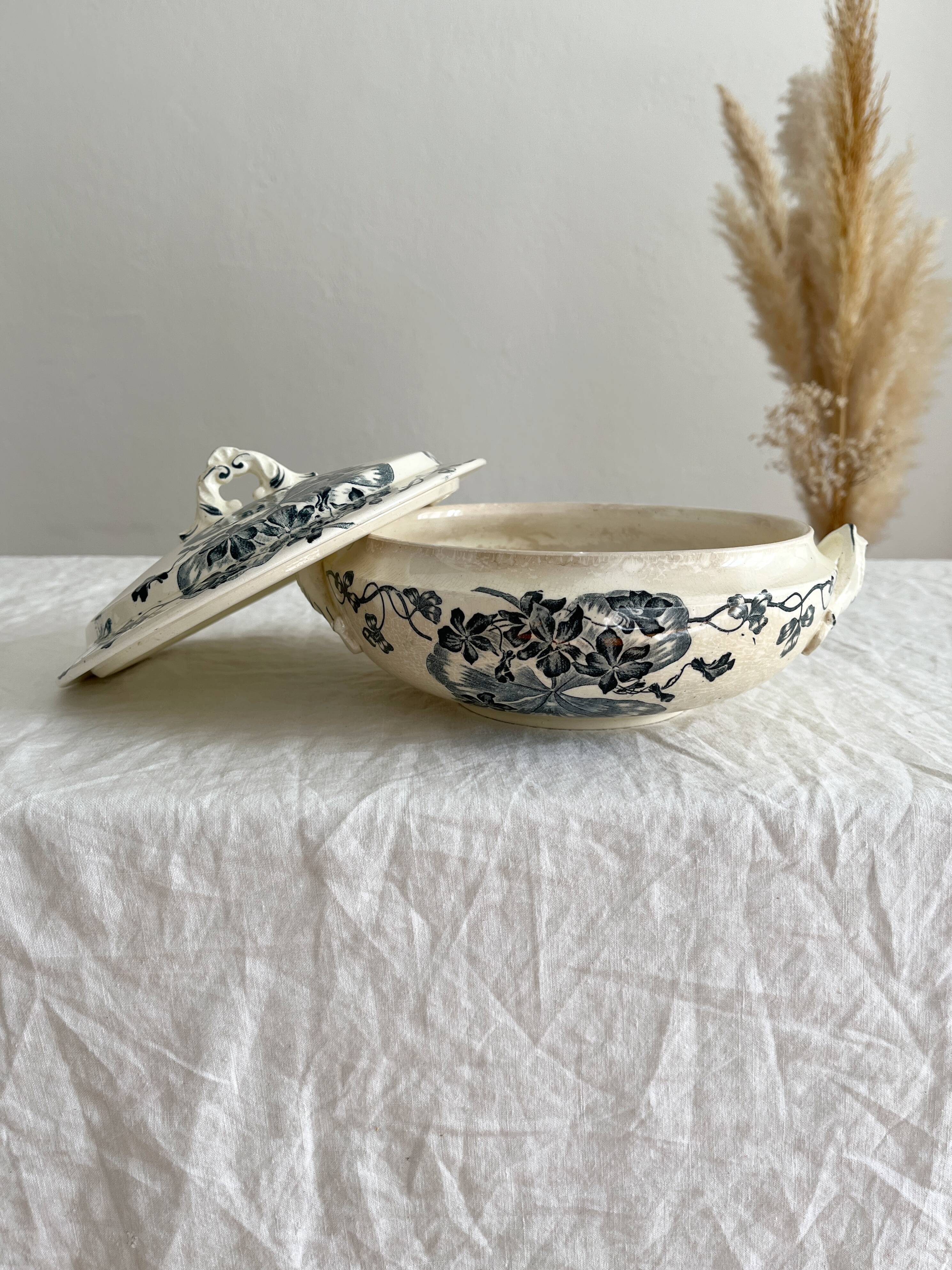 Small old vegetable soup tureen in iron earth "Les Violettes" Salins