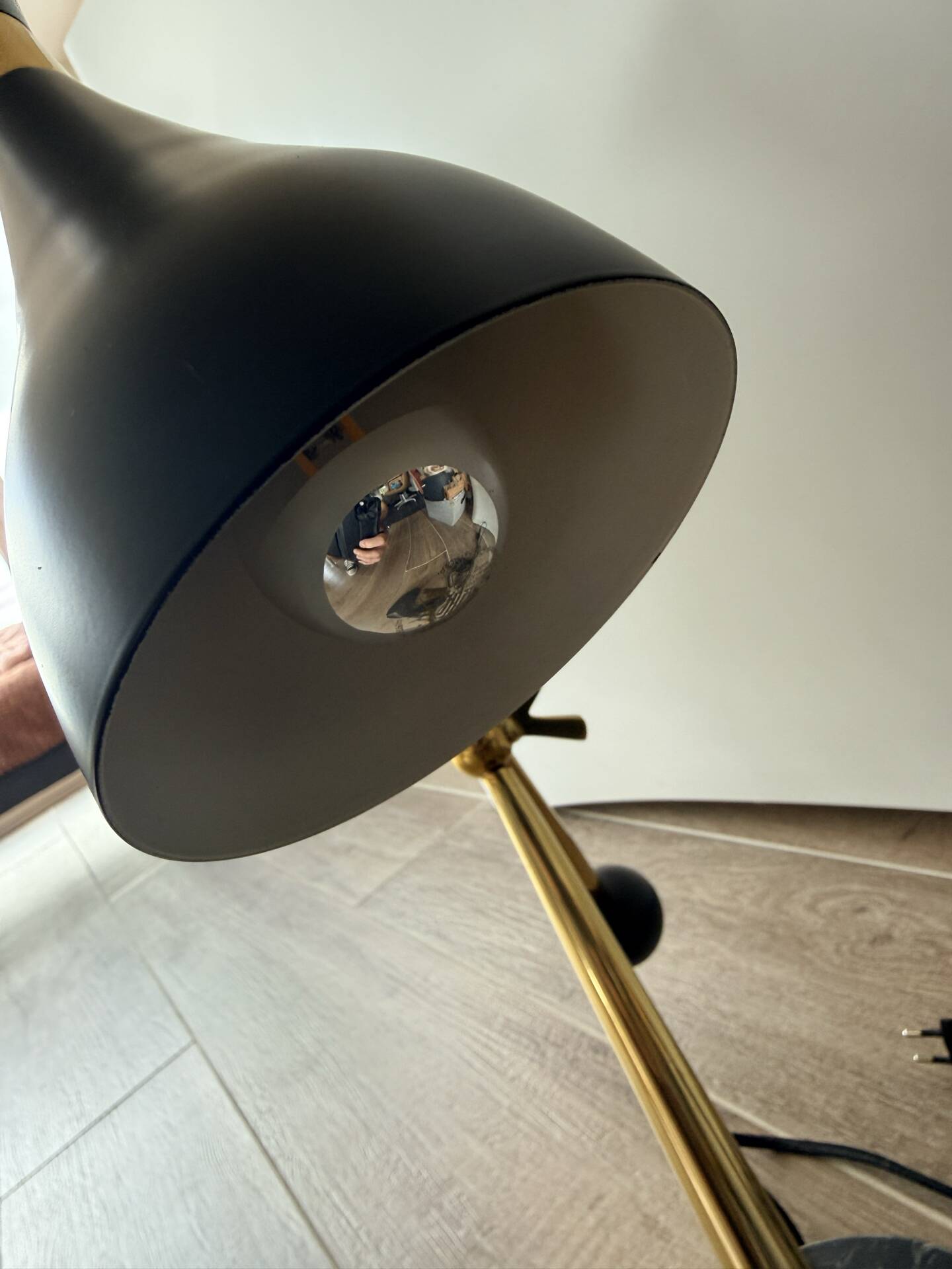 Eichholtz Cordero desk lamp in brass, black metal and marble.