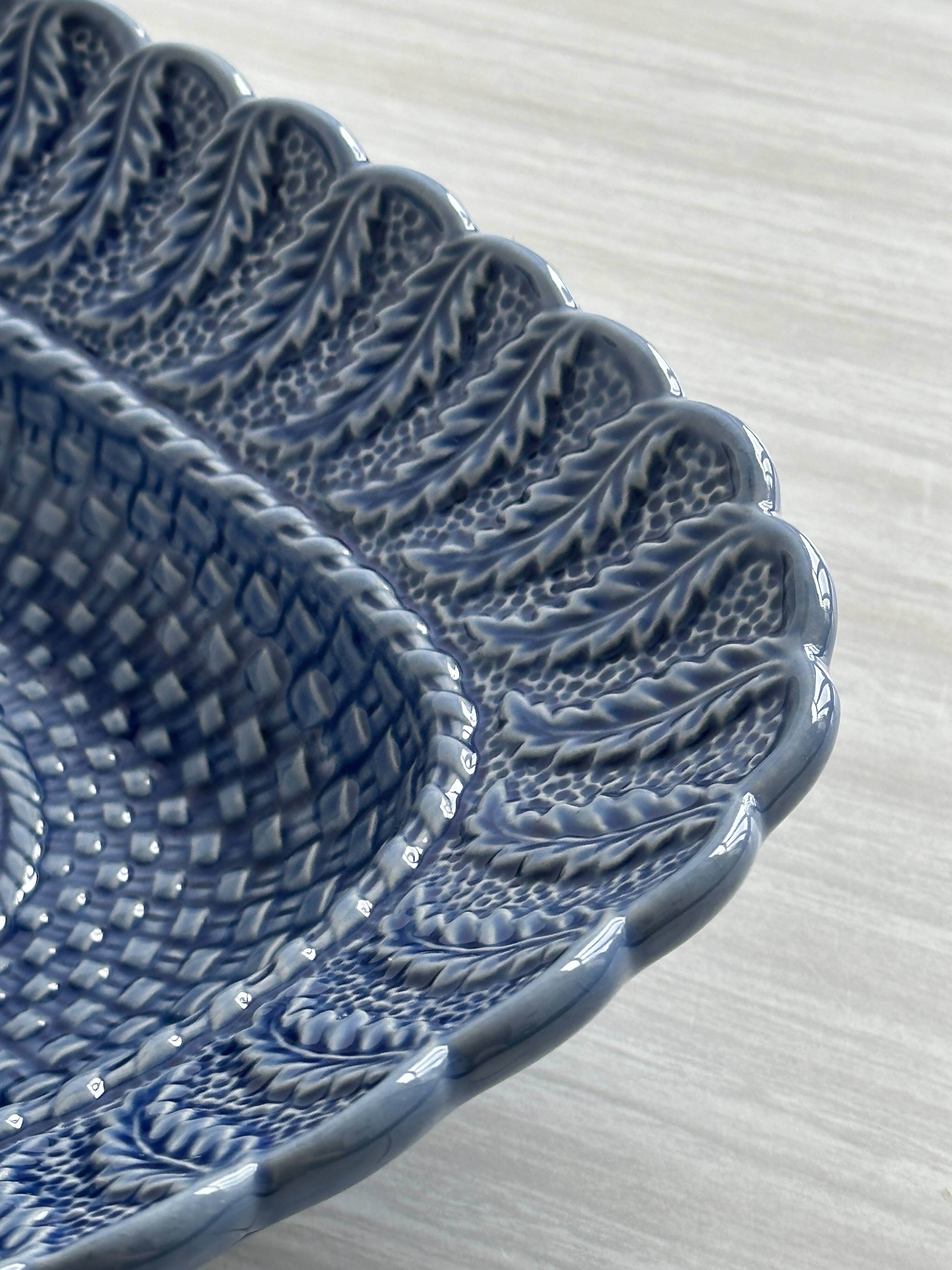 Plat en céramique bleu.