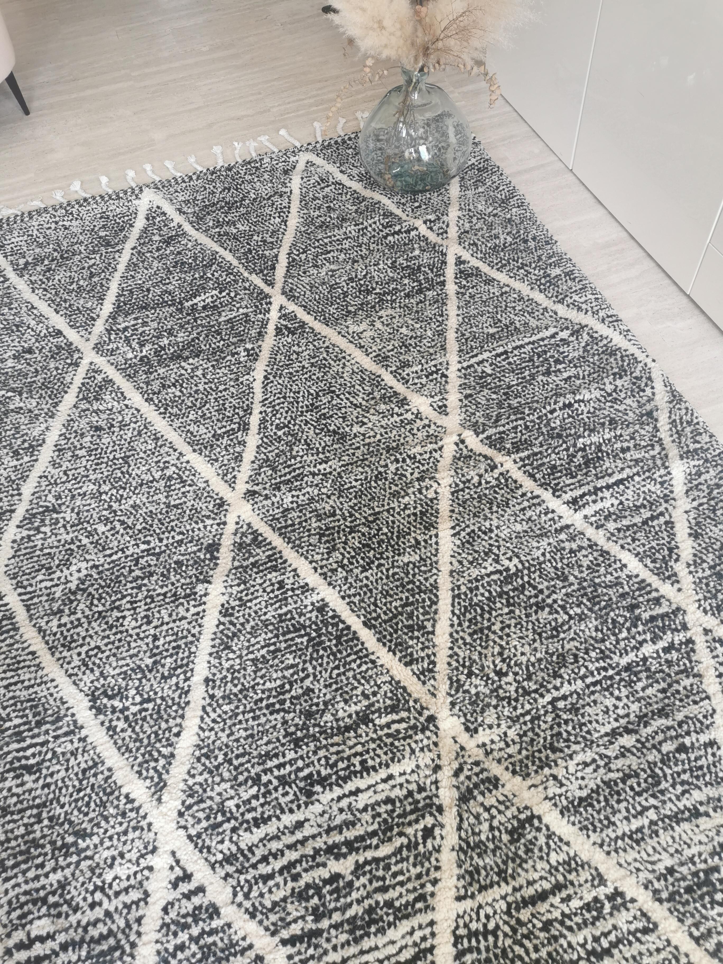 Genuine black and white Béni Ouarain Berber wool rug