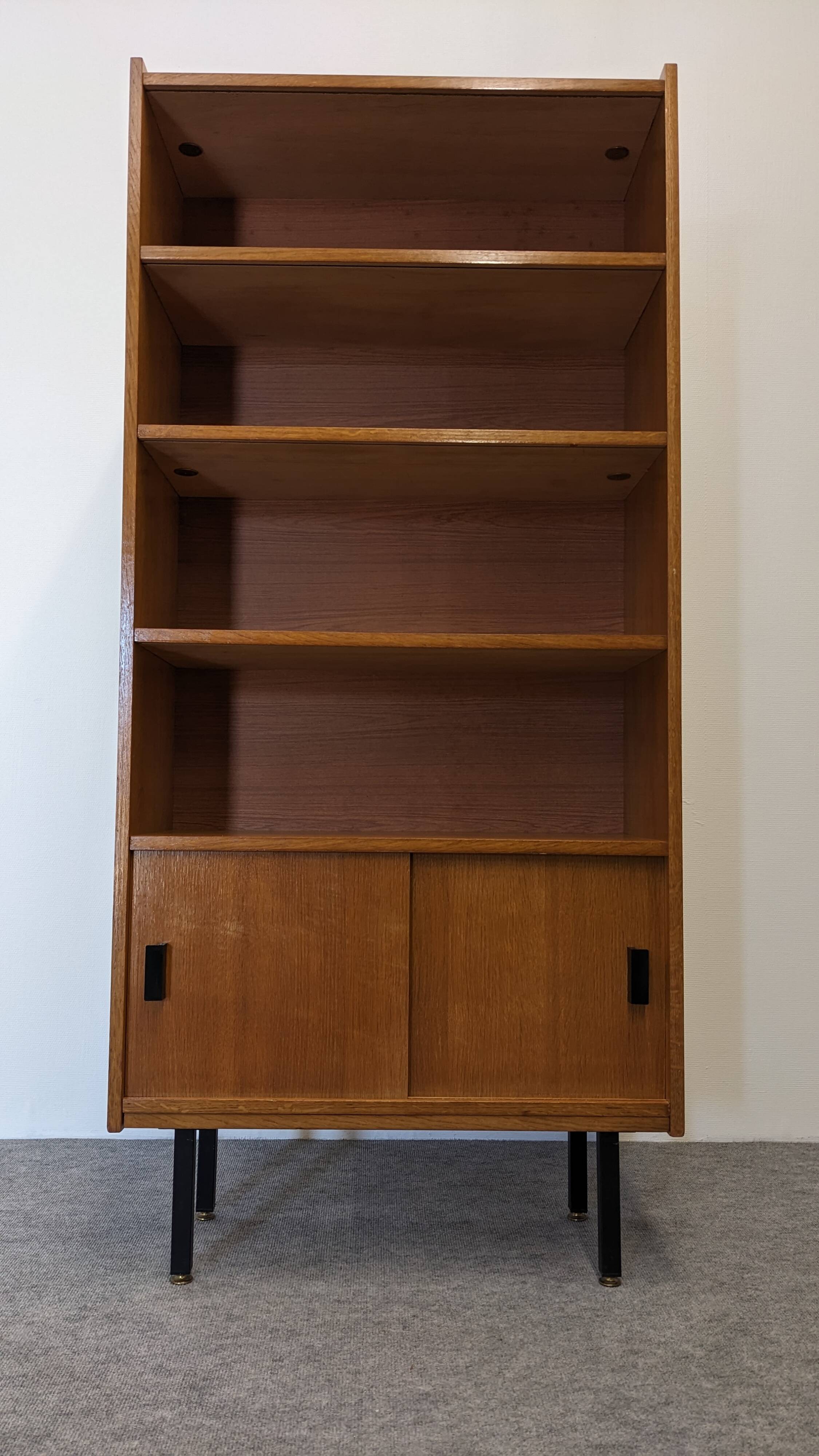 Modernist bookcase in blond oak, 1950s-1960s