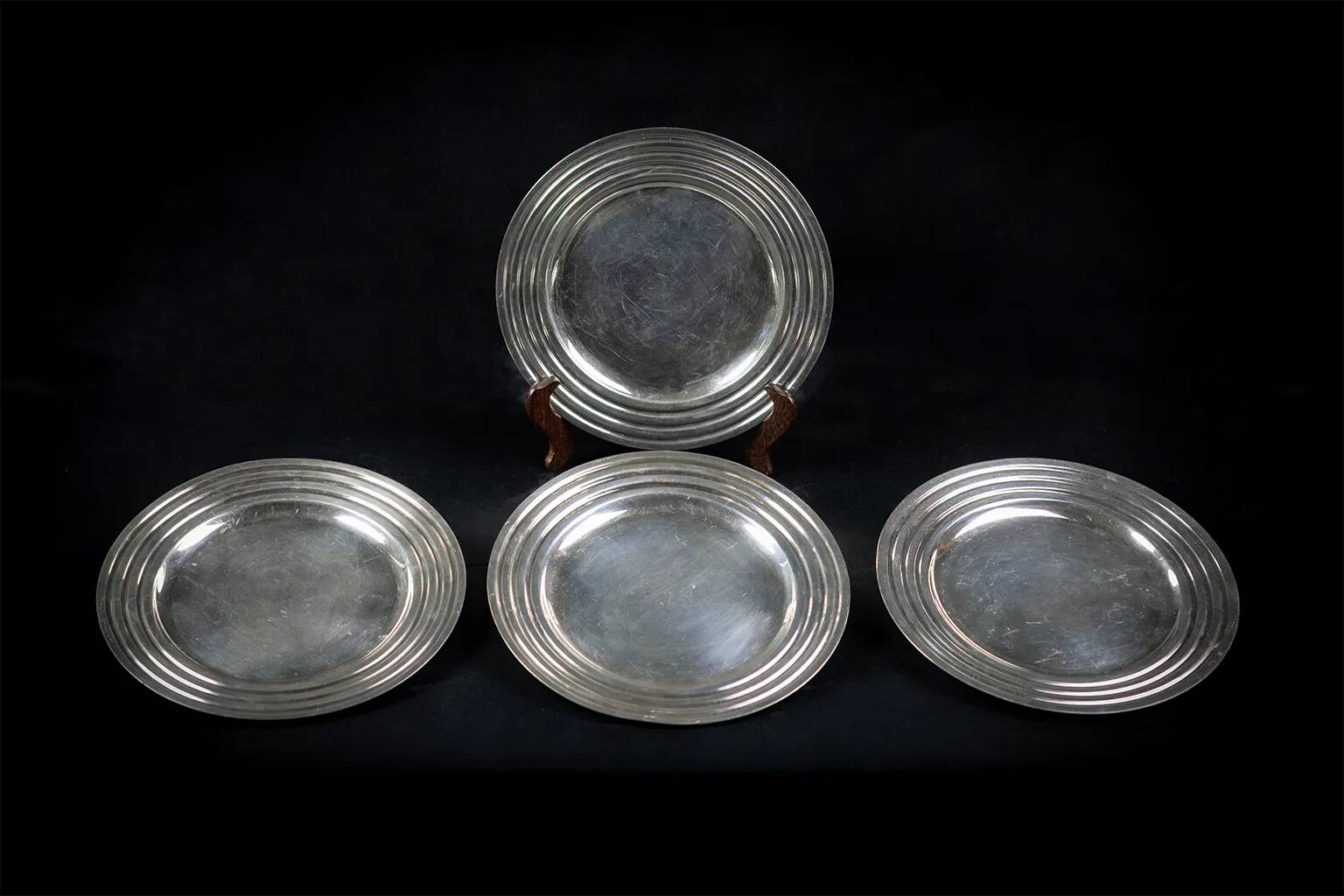 4 Assiettes Art Déco métal argenté – Christofle, Ondulations par Luc Lanel